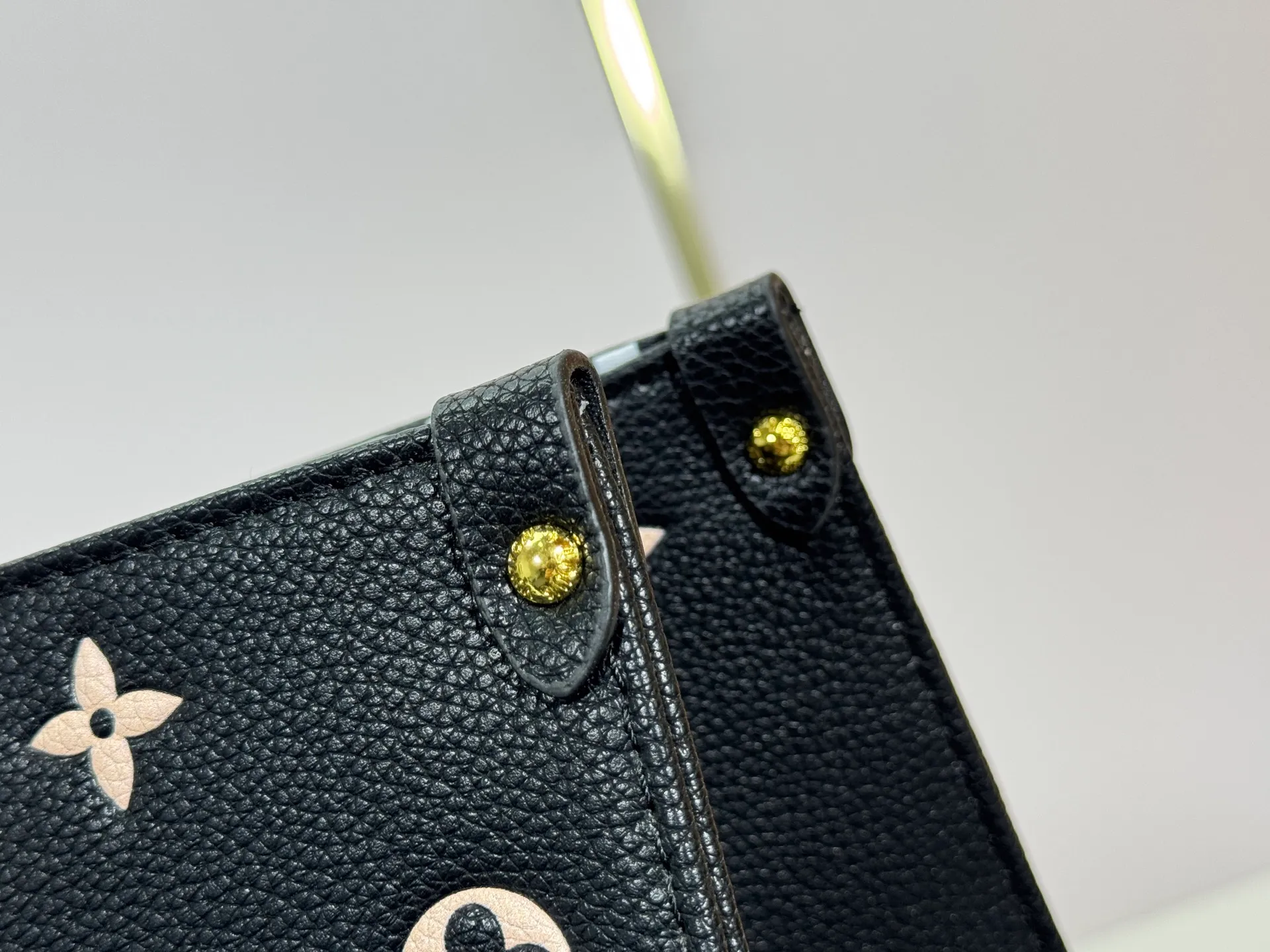 P260 upgrades the original M14403. This OnTheGo small handbag renews the brand's classic Monogram Empreinte leather, using the same tone to outline the pattern. The detachable metal chain accentuates the details, the striped fabric lining adds an elegant touch, and the detachable shoulder strap allows for shoulder or cross-body wear. 35.0 x 27.0 x 14 cm (length x height x width)