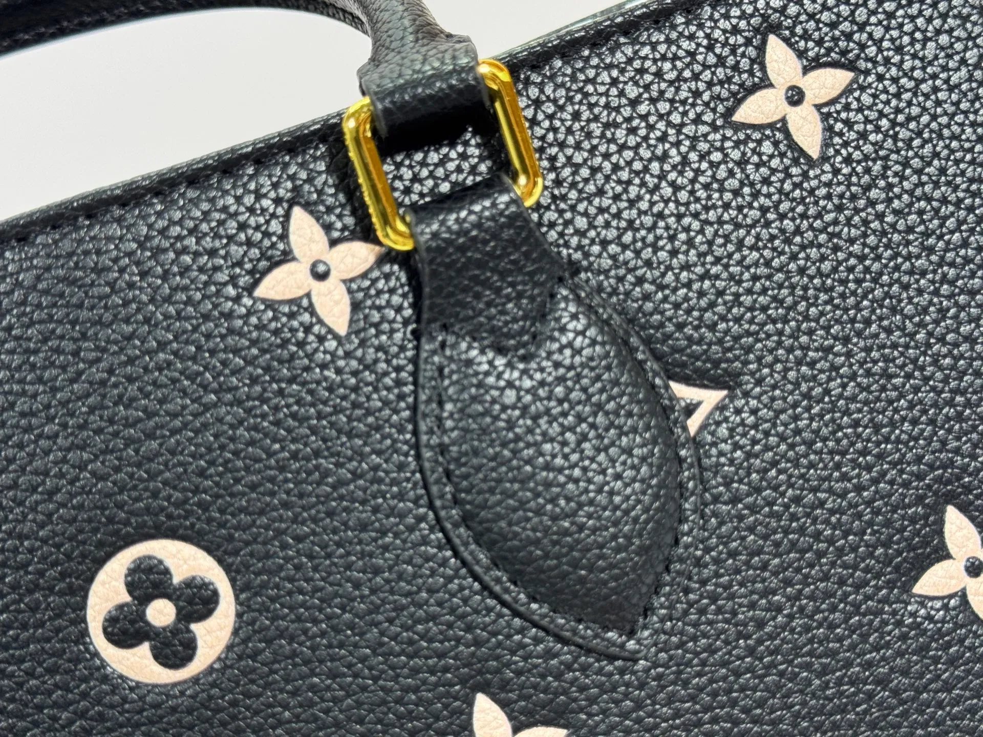 P260 upgrades the original M14403. This OnTheGo small handbag renews the brand's classic Monogram Empreinte leather, using the same tone to outline the pattern. The detachable metal chain accentuates the details, the striped fabric lining adds an elegant touch, and the detachable shoulder strap allows for shoulder or cross-body wear. 35.0 x 27.0 x 14 cm (length x height x width)