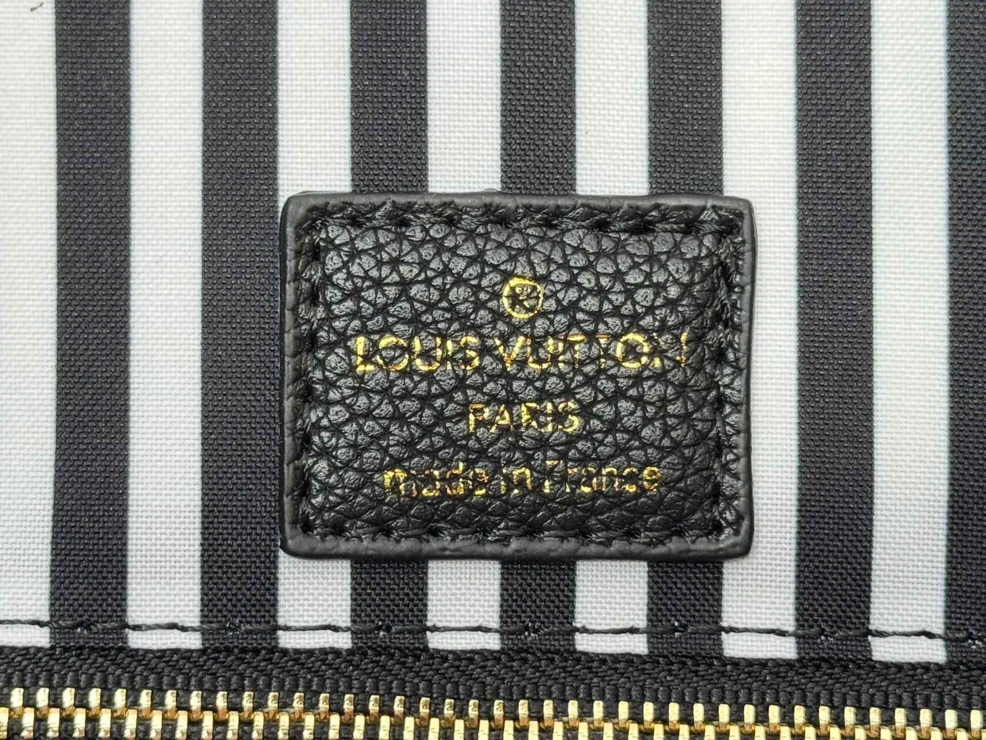 P260 upgrades the original M14403. This OnTheGo small handbag renews the brand's classic Monogram Empreinte leather, using the same tone to outline the pattern. The detachable metal chain accentuates the details, the striped fabric lining adds an elegant touch, and the detachable shoulder strap allows for shoulder or cross-body wear. 35.0 x 27.0 x 14 cm (length x height x width)