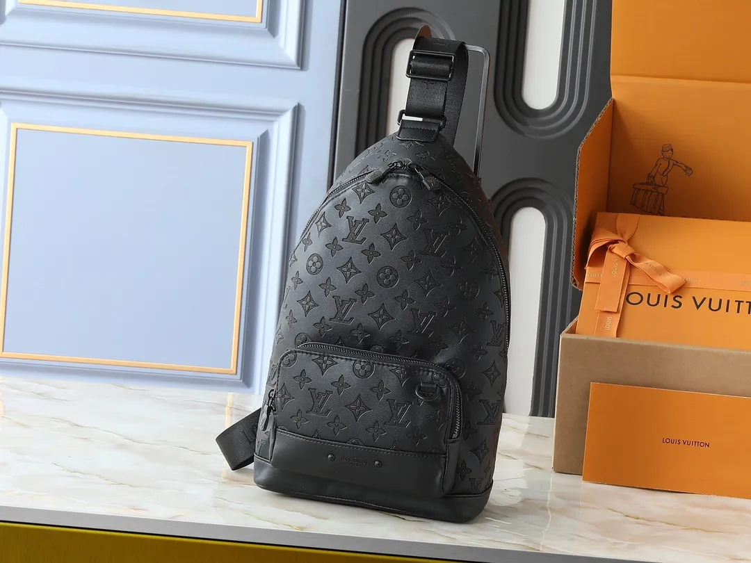 💰280💰Upgraded from the original M46107. This Racer shoulder bag exudes the elegance of Monogram Shadow leather. The soft and wear-resistant cow leather is subtly embossed with Louis Vuitton's classic Monogram pattern, and its compact size can accommodate daily travel needs. Dimensions: 24 x 42 x 12 cm (length x height x width)
