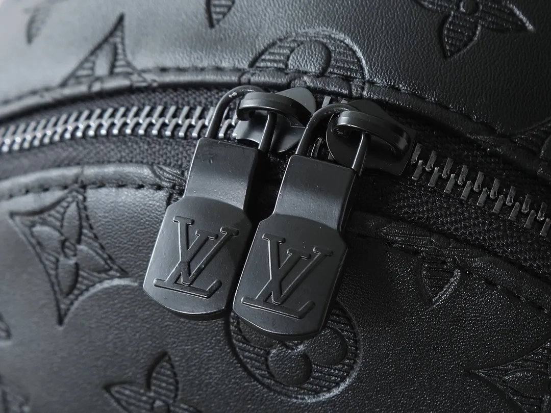 💰280💰Upgraded from the original M46107. This Racer shoulder bag exudes the elegance of Monogram Shadow leather. The soft and wear-resistant cow leather is subtly embossed with Louis Vuitton's classic Monogram pattern, and its compact size can accommodate daily travel needs. Dimensions: 24 x 42 x 12 cm (length x height x width)