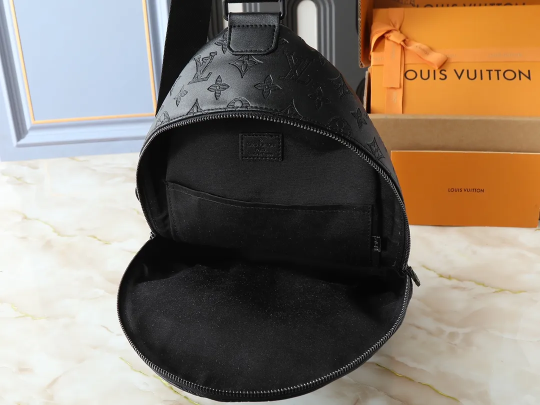 💰280💰Upgraded from the original M46107. This Racer shoulder bag exudes the elegance of Monogram Shadow leather. The soft and wear-resistant cow leather is subtly embossed with Louis Vuitton's classic Monogram pattern, and its compact size can accommodate daily travel needs. Dimensions: 24 x 42 x 12 cm (length x height x width)