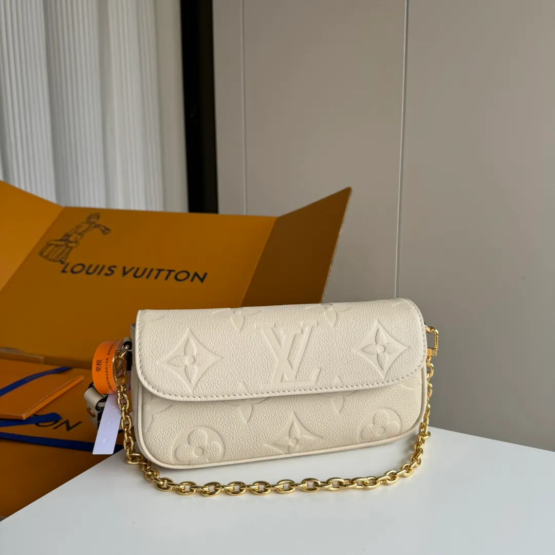 p1360 [Equipped with a full set of MB tax-free packaging] Special original order upgraded steel hardware physical photo WALLET ON CHAIN IVY handbag M82210 cream white M82154 black M82211 gray silk screen Wallet On Chain Ivy handbag is made of Monogram canvas Inspired by the Sac Recoleta handbag in the 2000s Card slots and zipper inner pockets can accommodate daily needs Chain and adjustable leather shoulder straps are detachable Available in long, short, and cross-body styles. Model: M82210 Cream White Size: 23.5*12*4.3cm