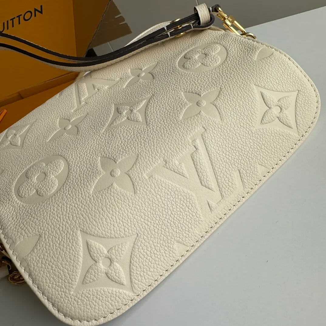 p1360 [Equipped with a full set of MB tax-free packaging] Special original order upgraded steel hardware physical photo WALLET ON CHAIN IVY handbag M82210 cream white M82154 black M82211 gray silk screen Wallet On Chain Ivy handbag is made of Monogram canvas Inspired by the Sac Recoleta handbag in the 2000s Card slots and zipper inner pockets can accommodate daily needs Chain and adjustable leather shoulder straps are detachable Available in long, short, and cross-body styles. Model: M82210 Cream White Size: 23.5*12*4.3cm