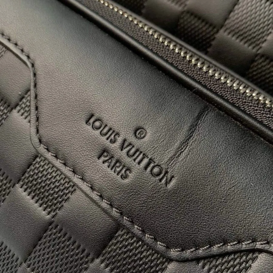 💰1160 (top layer leather) top original Campus backpack N40094 🌱The Damier Infini cowhide has a silver luster, and the brand's classic Damier checkerboard pattern is reinterpreted with an embossed texture. The silver zipper focuses attention, and the design of multiple inner pockets and outer zipper compartments is in line with pragmatism. 30.0x 39.0x 13.0 cm (Length x Height x Width) Damier Infini Onyx Silver Cowhide Leather Trim Textile lining Silver hardware Adjustable leather shoulder strap Top handle Zip closure External zipper compartment Double patch pockets Double interior pockets Interior patch pockets
