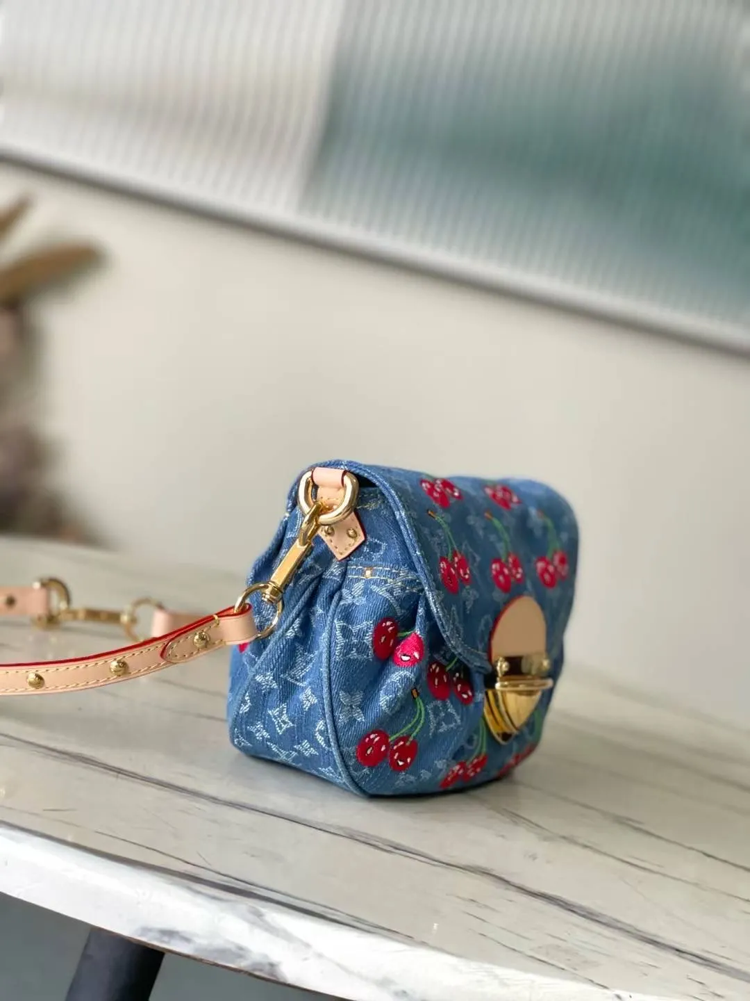 💰1180 Top original order M13680 This Sunset handbag is made of Monogram denim, with retro brushstrokes to create a rounded shape, and eye-catching buckles to brighten the design. The bright cherry embroidery highlights the smart style of the Louis Vuitton×Murakami replica series, and the studded leather shoulder strap completes the whole. Dimensions: 27 × 18 × 3 cm