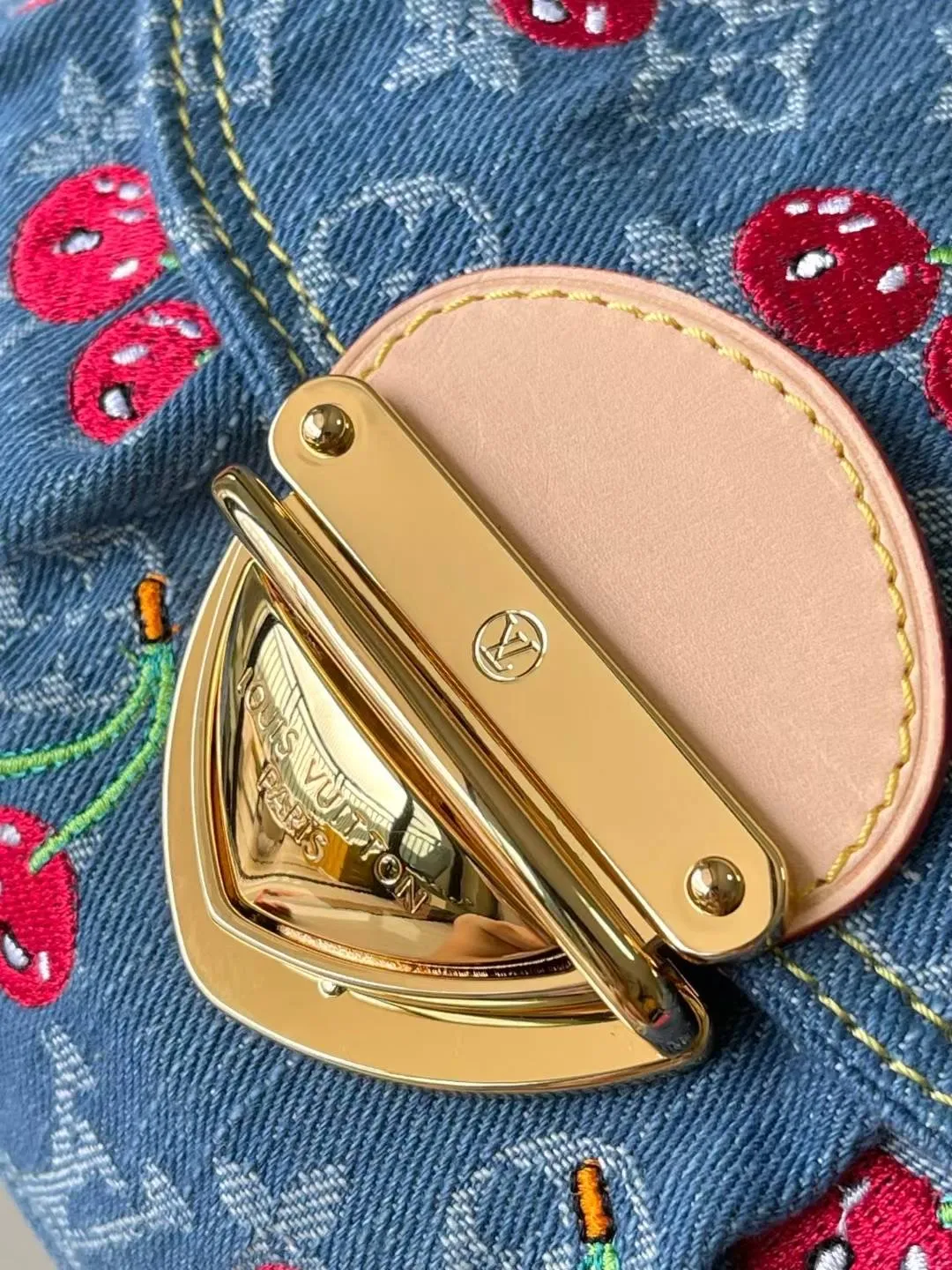 💰1180 Top original order M13680 This Sunset handbag is made of Monogram denim, with retro brushstrokes to create a rounded shape, and eye-catching buckles to brighten the design. The bright cherry embroidery highlights the smart style of the Louis Vuitton×Murakami replica series, and the studded leather shoulder strap completes the whole. Dimensions: 27 × 18 × 3 cm