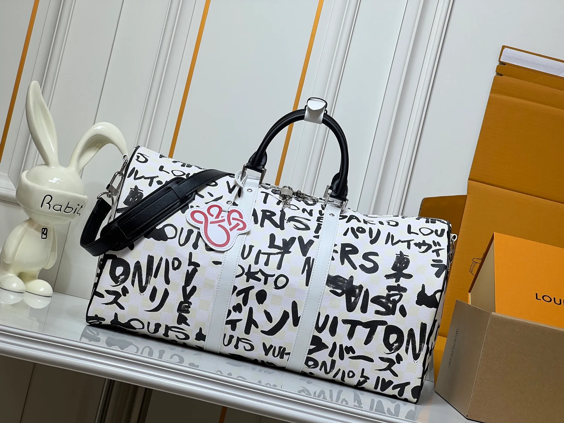 Batch 460💰M40804 M41416 This Keepall Bandouliere 50 travel bag is jointly created by Japanese designers Nigo and Pharrell Wiliems. It is laid out with elegant plaid pattern on cow leather, and the eye-catching style is expressed in French and Japanese. The cotton interior pattern bears witness to Nigo's artistic vision, and the detachable LV Dynasty nameplate highlights the brand's identity. Size: 50x29x23 cm
