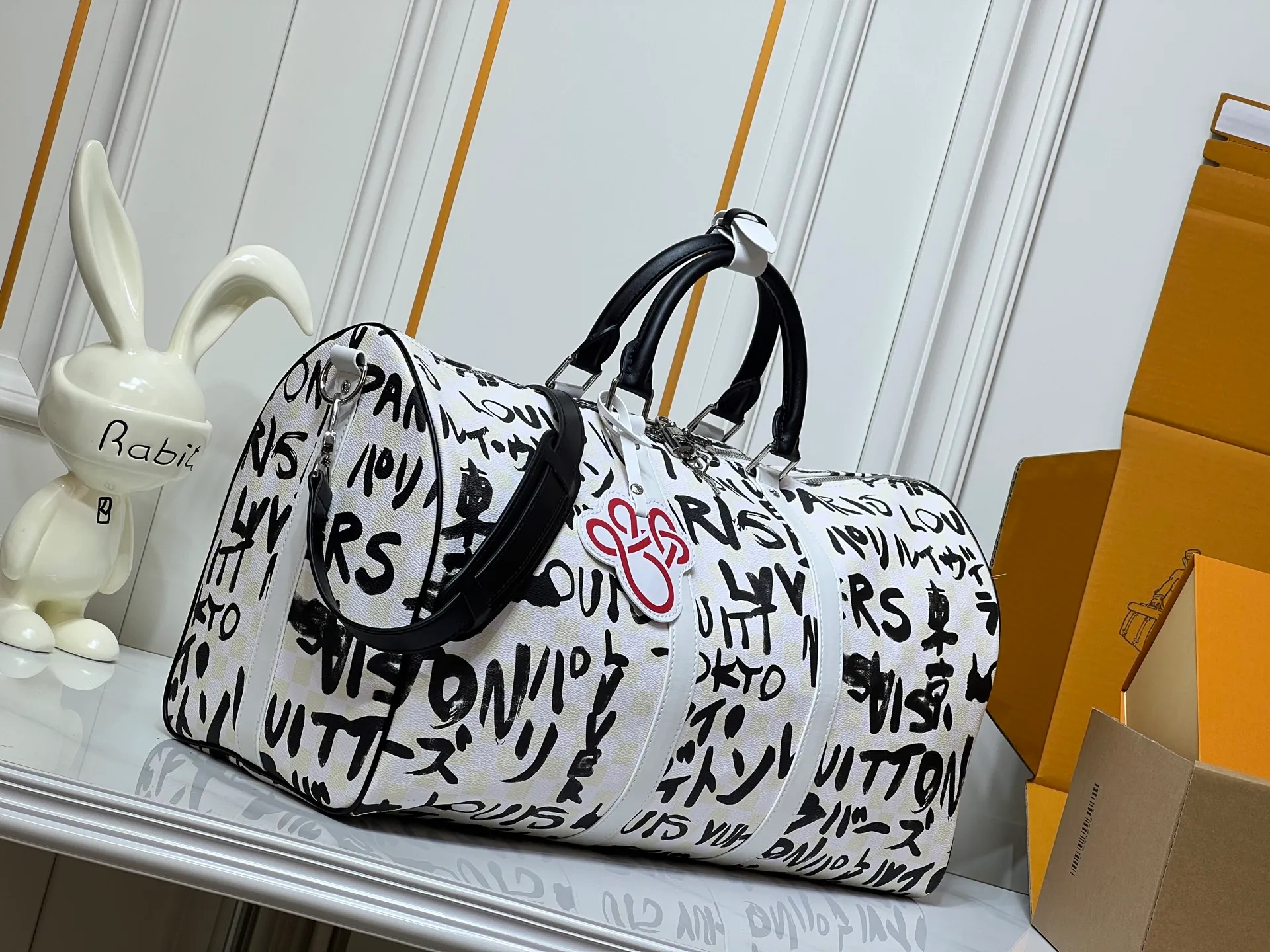 Batch 460💰M40804 M41416 This Keepall Bandouliere 50 travel bag is jointly created by Japanese designers Nigo and Pharrell Wiliems. It is laid out with elegant plaid pattern on cow leather, and the eye-catching style is expressed in French and Japanese. The cotton interior pattern bears witness to Nigo's artistic vision, and the detachable LV Dynasty nameplate highlights the brand's identity. Size: 50x29x23 cm