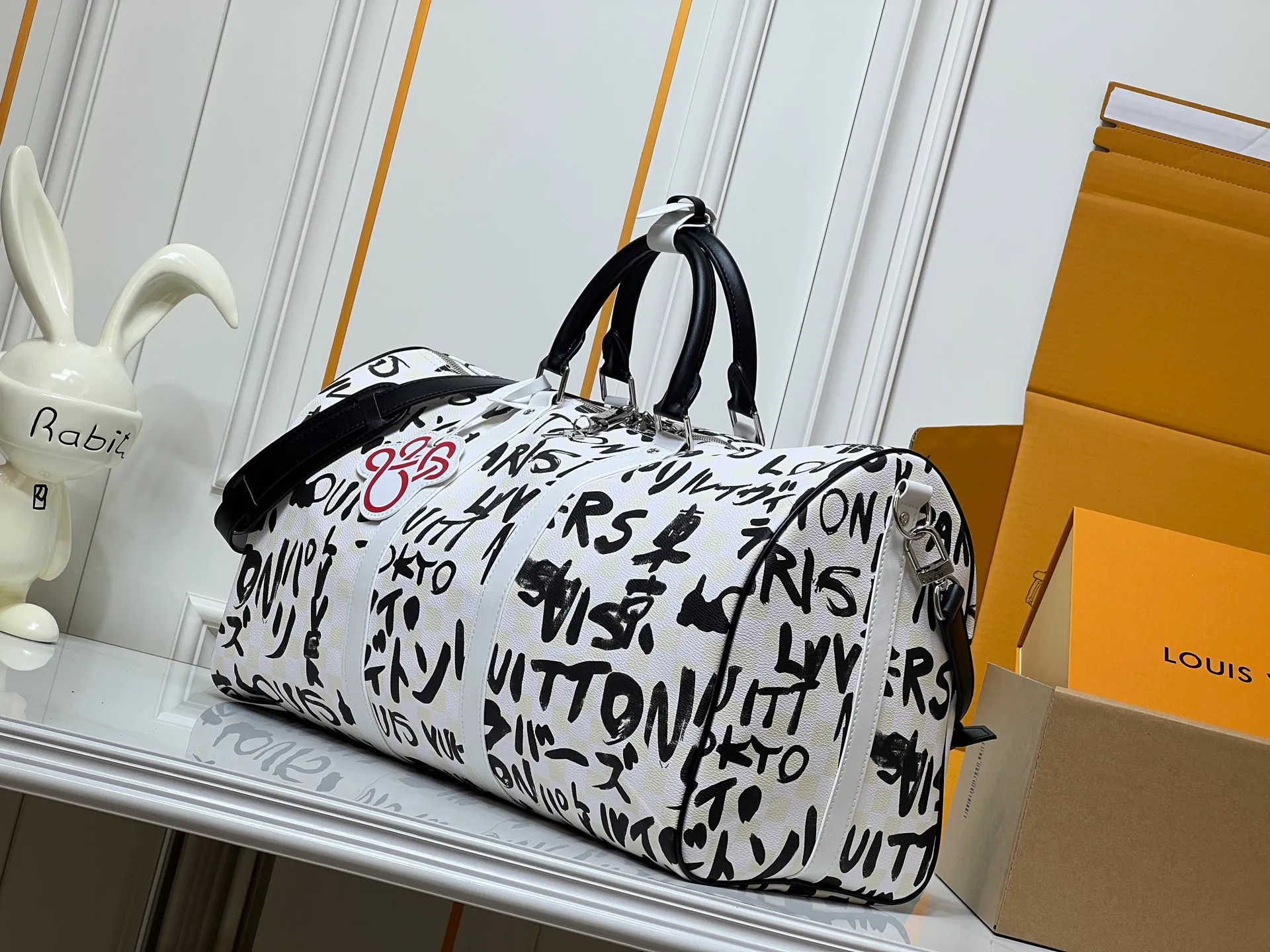Batch 460💰M40804 M41416 This Keepall Bandouliere 50 travel bag is jointly created by Japanese designers Nigo and Pharrell Wiliems. It is laid out with elegant plaid pattern on cow leather, and the eye-catching style is expressed in French and Japanese. The cotton interior pattern bears witness to Nigo's artistic vision, and the detachable LV Dynasty nameplate highlights the brand's identity. Size: 50x29x23 cm