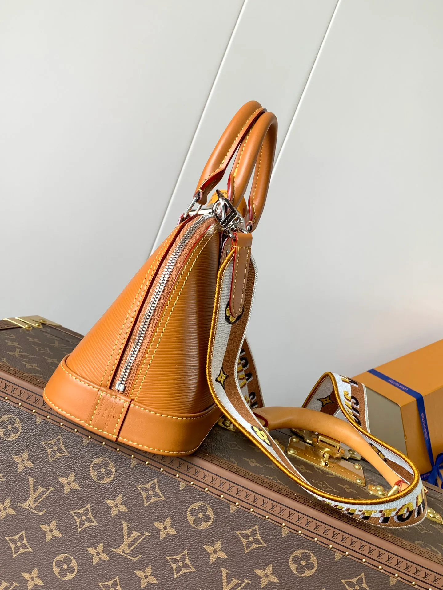 💰1240 (top layer leather) top original order, transcoding chip M59217 black M57540 caramel color M58706 off-white M22620 pink top original order This Alma BB handbag uses colorful Epi leather to present one of Louis Vuitton's iconic designs, and the jacquard shoulder strap is decorated with Louis Vuitton logo embroidery and Monogram on both sides. Flower clusters, with delicate stitching edges, bring the visual focus with dynamic new ideas. Dimensions: 23.5 x 17.5 x 11.5 cm (L x H x W) • Epi grained cowhide leather • Epi leather trim • Microfiber lining • Metal hardware • Double zip closure • Padlock • Key holder • Internal patch pocket • Metal base stud • Shoulder strap: removable, not adjustable • Half-length strap: 50.0 cm • Handle: Double handle