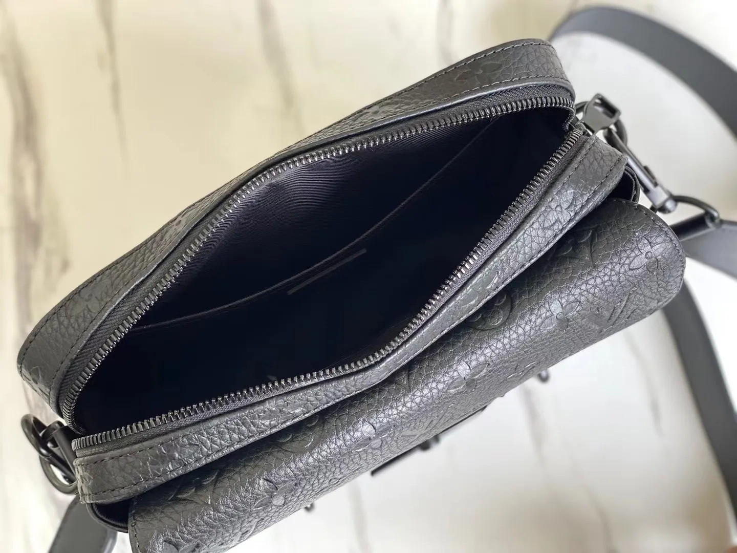 💰1100 (first-grain leather) top original order M57307 This new Steamer messenger bag injects the brand's traditional elements into the New Classics series with exquisite shape. Soft Monogram Taurillon leather is paired with classic elements like a Steamer-style chain. Comes with a detachable shoulder strap for easy carrying. Zippered compartments provide ample storage space, and front pocket flaps and magnetic locks keep items safe. Dimensions: 23.5 x 17 x 6 cm