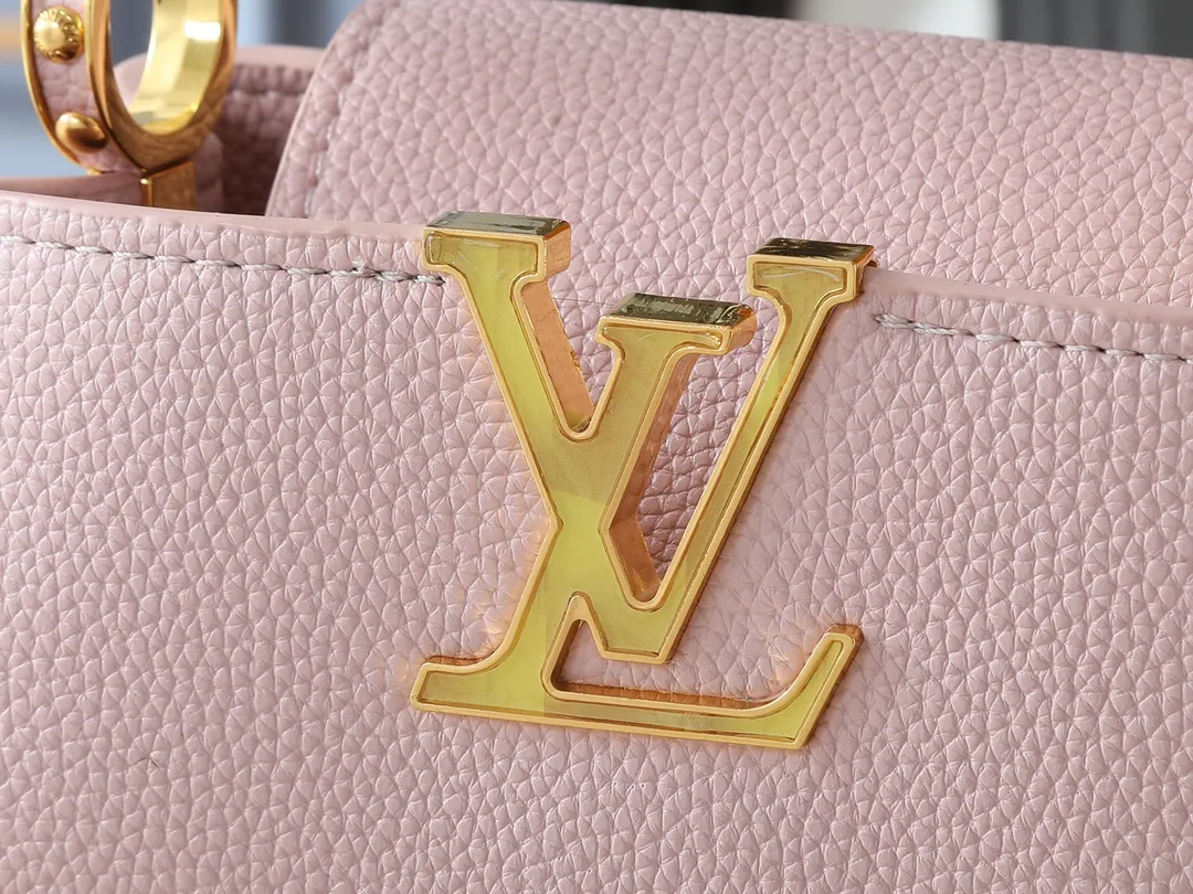 💰420💰Guangzhou goods Upgraded original M14381 M14970 M14393 M14972 M14971 This Capucines series is named after the Paris street where Louis Vuitton first opened its store in 1854. This time it is added to the Harmony series through a mini version design. Taurillon cow leather creates a classic structure, and the decorative chain gives the Monogram floral jewelry texture. There is plenty of space to store daily necessities such as a short wallet, keys, and lipstick. Dimensions: 21.0 x 14.0 x 8.0 cm (length x height x width)
