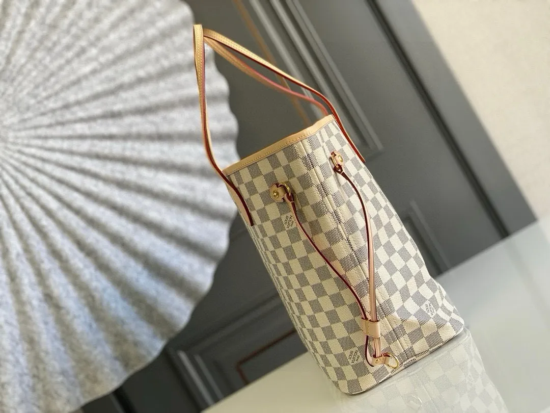 💰760 (Medium Steel Nail) Top Original N41605 NEVERFULL Medium Handbag The legendary Neverfull handbag: always able to meet your various needs for handbags. It has a large capacity but is not bulky. It is stiff and soft to the touch, making it suitable for home and travel. Tighten the side ties and it instantly transforms into a stylish urban handbag. Loosen the straps and it transforms into a chic and practical handbag. The slender leather handle can be carried over the shoulder or between the arms. The model shown here is made of Damier Azur canvas. Detailed Features 31 x 28 x 14 cm (Length x Height x Width) Bag interior redesigned with vintage details inspired by the Louis Vuitton archives - Fabric-lined interior pocket Removable zip clutch with matching interior Natural cowhide leather trim Shiny gold-tone brass hardware Handles: Double handle