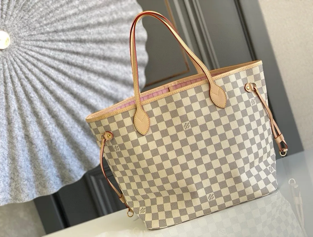 💰760 (Medium Steel Nail) Top Original N41605 NEVERFULL Medium Handbag The legendary Neverfull handbag: always able to meet your various needs for handbags. It has a large capacity but is not bulky. It is stiff and soft to the touch, making it suitable for home and travel. Tighten the side ties and it instantly transforms into a stylish urban handbag. Loosen the straps and it transforms into a chic and practical handbag. The slender leather handle can be carried over the shoulder or between the arms. The model shown here is made of Damier Azur canvas. Detailed Features 31 x 28 x 14 cm (Length x Height x Width) Bag interior redesigned with vintage details inspired by the Louis Vuitton archives - Fabric-lined interior pocket Removable zip clutch with matching interior Natural cowhide leather trim Shiny gold-tone brass hardware Handles: Double handle