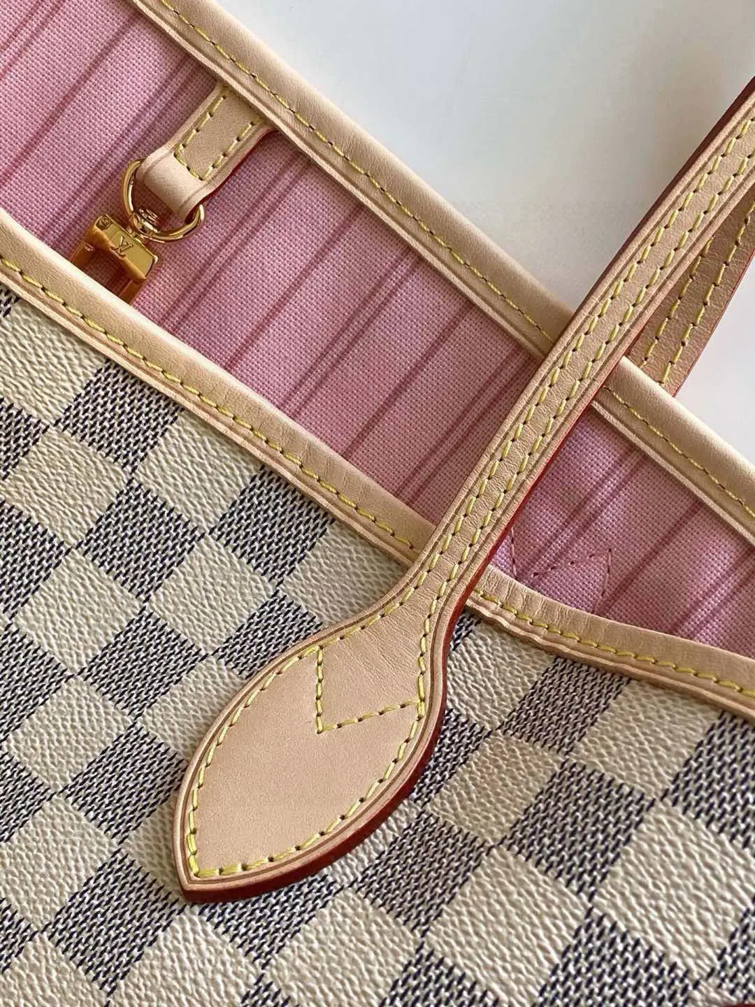💰760 (Medium Steel Nail) Top Original N41605 NEVERFULL Medium Handbag The legendary Neverfull handbag: always able to meet your various needs for handbags. It has a large capacity but is not bulky. It is stiff and soft to the touch, making it suitable for home and travel. Tighten the side ties and it instantly transforms into a stylish urban handbag. Loosen the straps and it transforms into a chic and practical handbag. The slender leather handle can be carried over the shoulder or between the arms. The model shown here is made of Damier Azur canvas. Detailed Features 31 x 28 x 14 cm (Length x Height x Width) Bag interior redesigned with vintage details inspired by the Louis Vuitton archives - Fabric-lined interior pocket Removable zip clutch with matching interior Natural cowhide leather trim Shiny gold-tone brass hardware Handles: Double handle