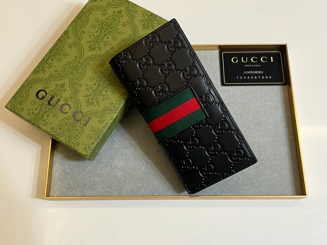 💰140 💎Upgraded from the original version 🇮🇹 This suit wallet is made of GG PVC leather with calf leather and Supreme high-grade artificial canvas, with brand red and blue webbing stripes. Size: 19x10 Model: 408836