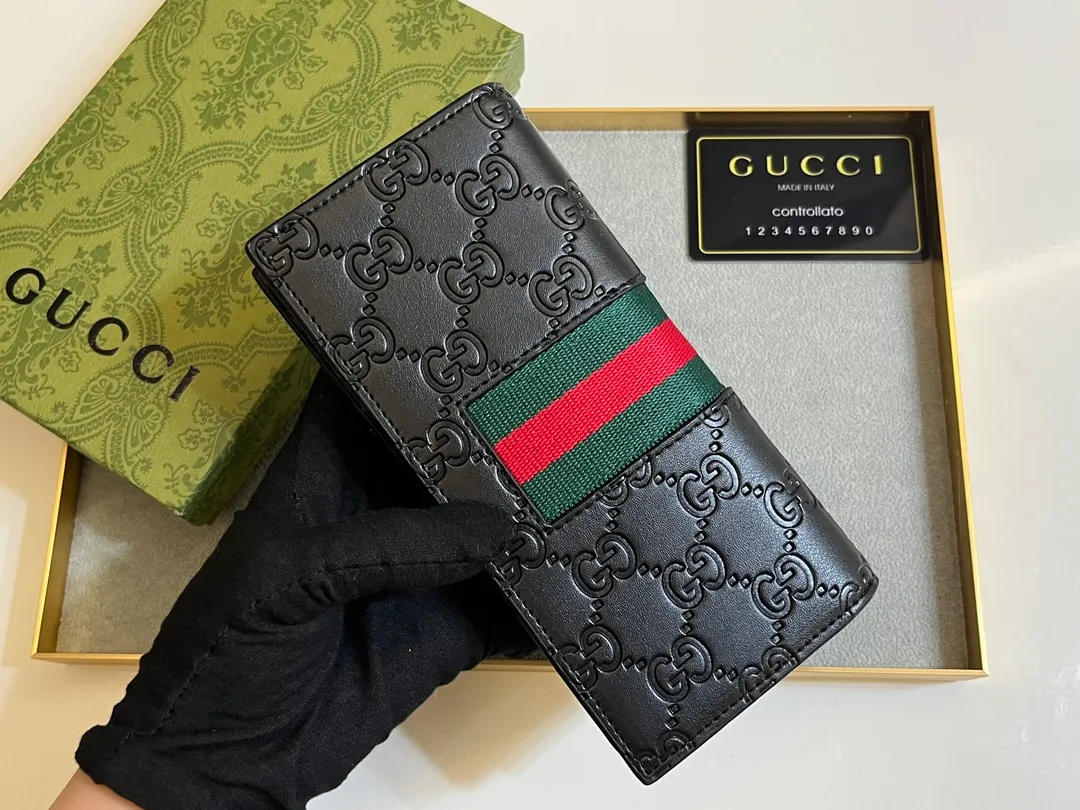 💰140 💎Upgraded from the original version 🇮🇹 This suit wallet is made of GG PVC leather with calf leather and Supreme high-grade artificial canvas, with brand red and blue webbing stripes. Size: 19x10 Model: 408836