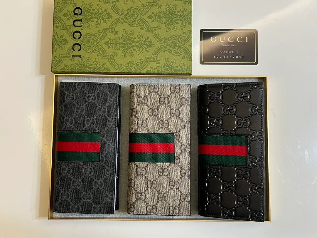 💰140 💎Upgraded from the original version 🇮🇹 This suit wallet is made of GG PVC leather with calf leather and Supreme high-grade artificial canvas, with brand red and blue webbing stripes. Size: 19x10 Model: 408836