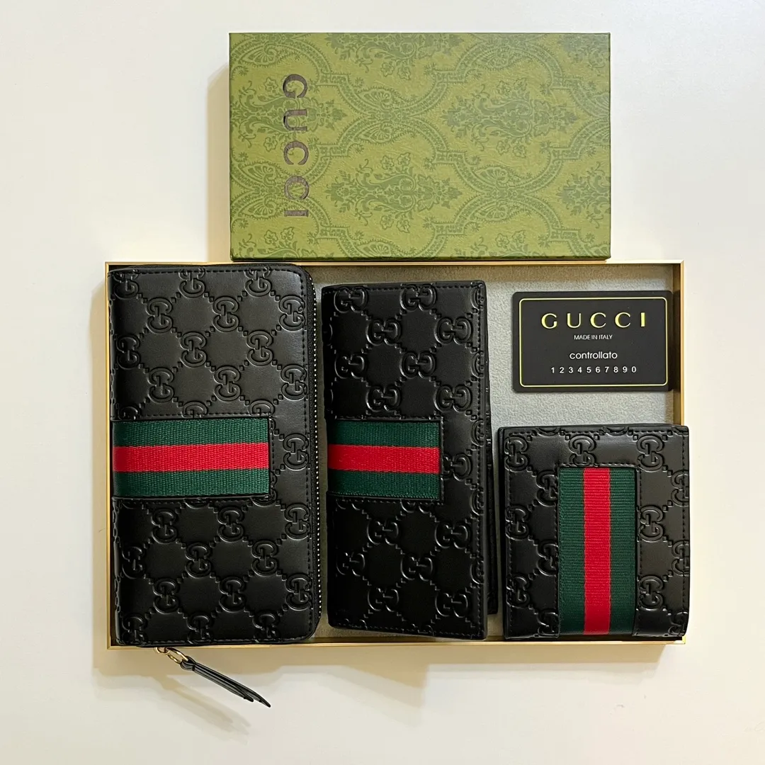 💰140 💎Upgraded from the original version 🇮🇹 This suit wallet is made of GG PVC leather with calf leather and Supreme high-grade artificial canvas, with brand red and blue webbing stripes. Size: 19x10 Model: 408836