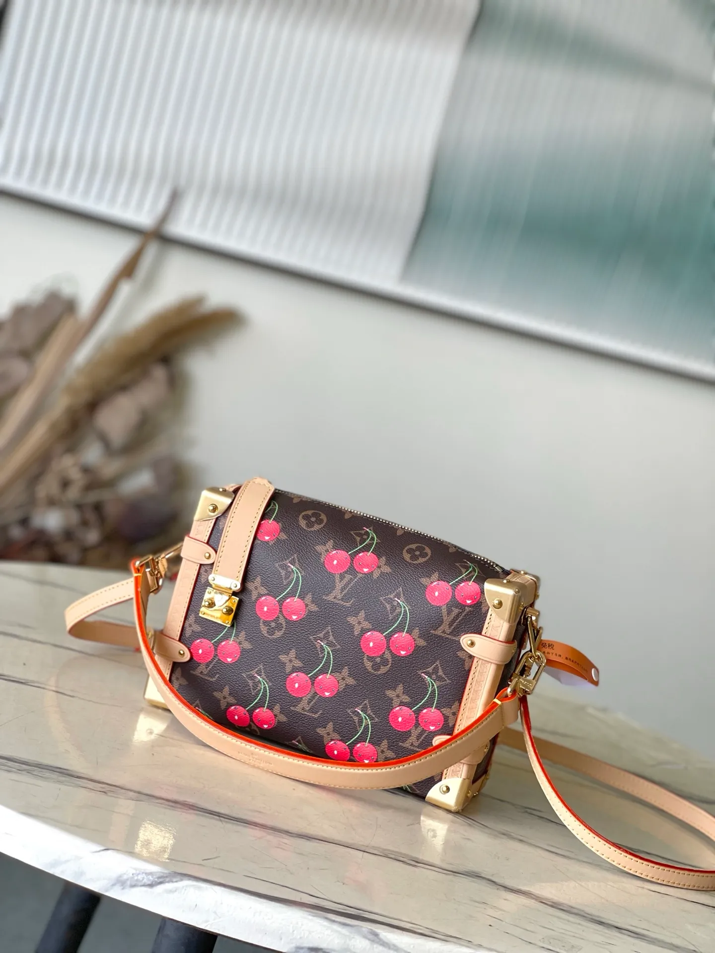 💰1240 (Steel Hardware) Top Original Order M14278 This Side Trunk medium handbag is full of the liveliness and interest of the Louis Vuitton × Murakami replica series. It incorporates a sweet cherry pattern into the classic Monogram coated canvas to reproduce the distinctive visual aesthetics of the Japanese artist. Calf leather trim outlines the bag, and riveted corners and S-lock buckles pay tribute to the brand's travel heritage. Dimensions: 23.5 × 16 × 8.5 cm