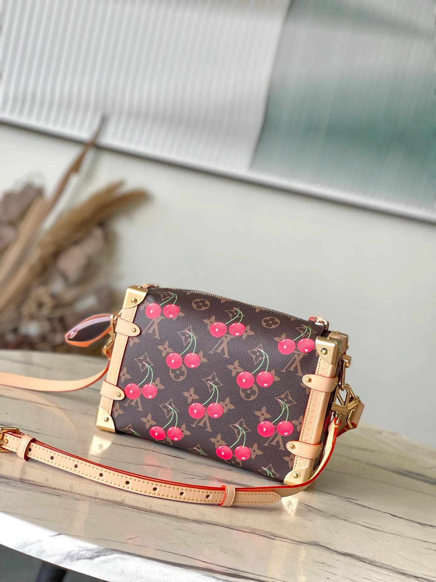 💰1240 (Steel Hardware) Top Original Order M14278 This Side Trunk medium handbag is full of the liveliness and interest of the Louis Vuitton × Murakami replica series. It incorporates a sweet cherry pattern into the classic Monogram coated canvas to reproduce the distinctive visual aesthetics of the Japanese artist. Calf leather trim outlines the bag, and riveted corners and S-lock buckles pay tribute to the brand's travel heritage. Dimensions: 23.5 × 16 × 8.5 cm