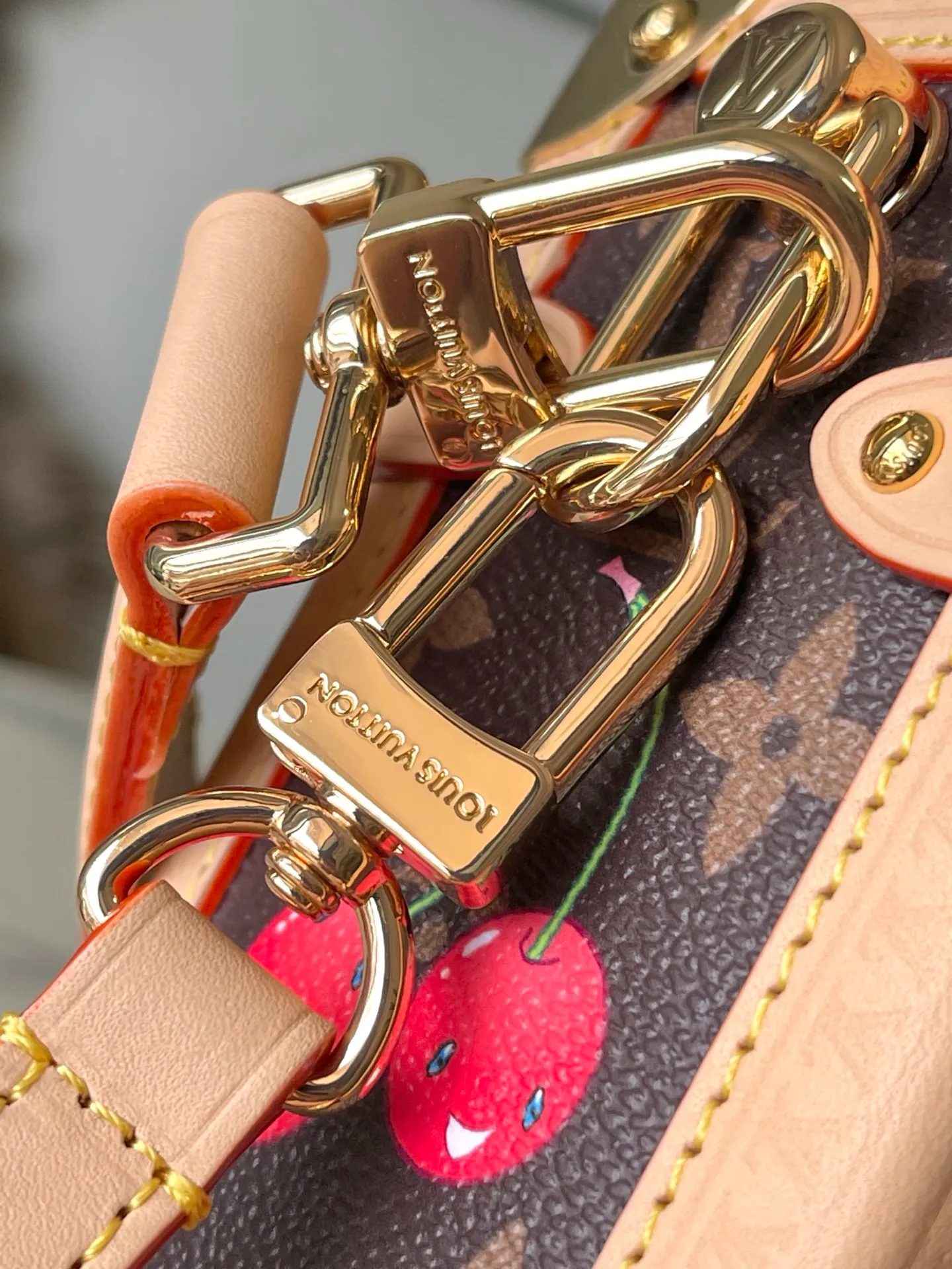 💰1240 (Steel Hardware) Top Original Order M14278 This Side Trunk medium handbag is full of the liveliness and interest of the Louis Vuitton × Murakami replica series. It incorporates a sweet cherry pattern into the classic Monogram coated canvas to reproduce the distinctive visual aesthetics of the Japanese artist. Calf leather trim outlines the bag, and riveted corners and S-lock buckles pay tribute to the brand's travel heritage. Dimensions: 23.5 × 16 × 8.5 cm
