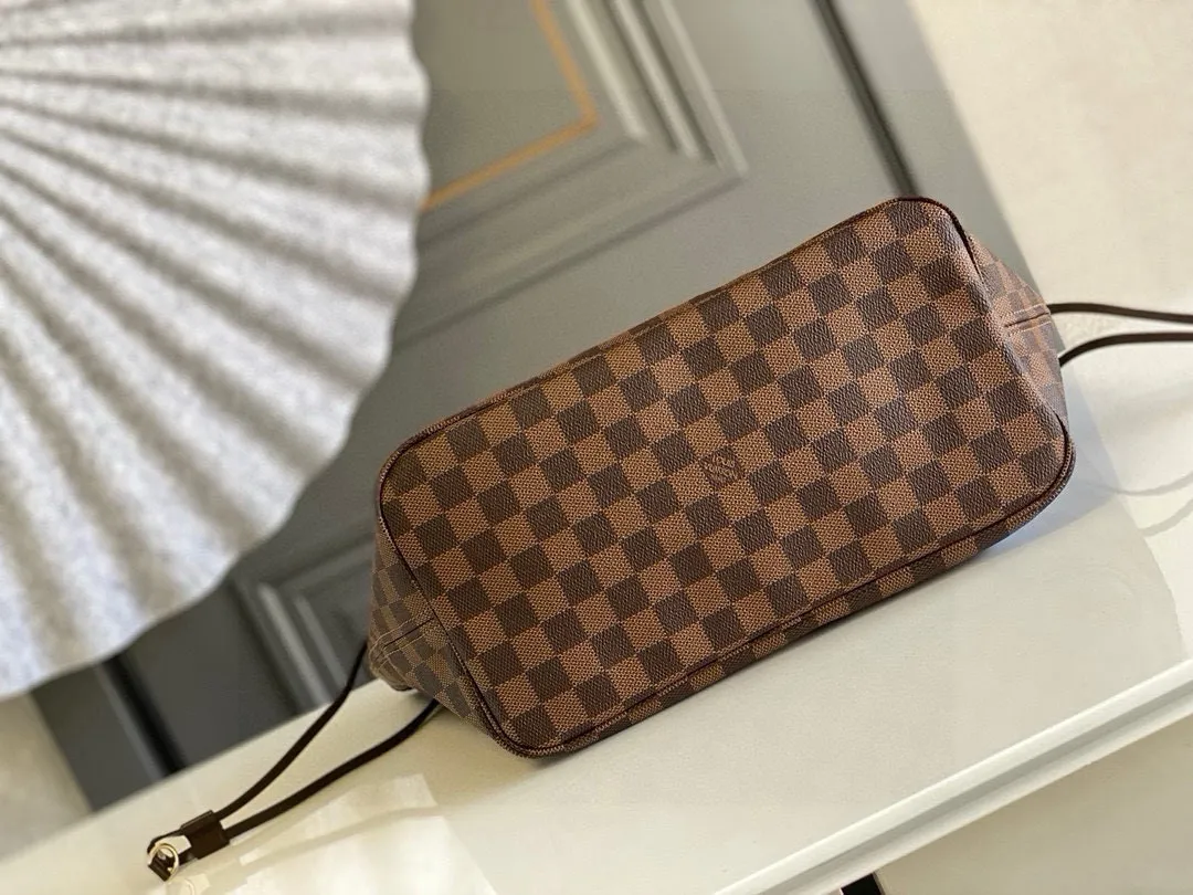 💰760 (Medium Steel Nail) Top Original N41603 NEVERFULL Medium Handbag The legendary Neverfull handbag can always meet your various needs for handbags. It has a large capacity but is not bulky. It is stiff and soft to the touch, making it suitable for home and travel. Tighten the side ties and it instantly transforms into a stylish urban handbag. Loosen the straps and it transforms into a chic and practical handbag. The slender leather handle can be carried over the shoulder or between the arms. The model shown here is made of Damier Ebène canvas.  Detailed Features 31 x 28 x 14 cm (Length x Height x Width) Bag interior redesigned with vintage details inspired by the Louis Vuitton archives - Fabric-lined interior pocket Removable zip clutch with matching interior Natural cowhide leather trim Shiny gold-tone brass hardware Handles: Double handle