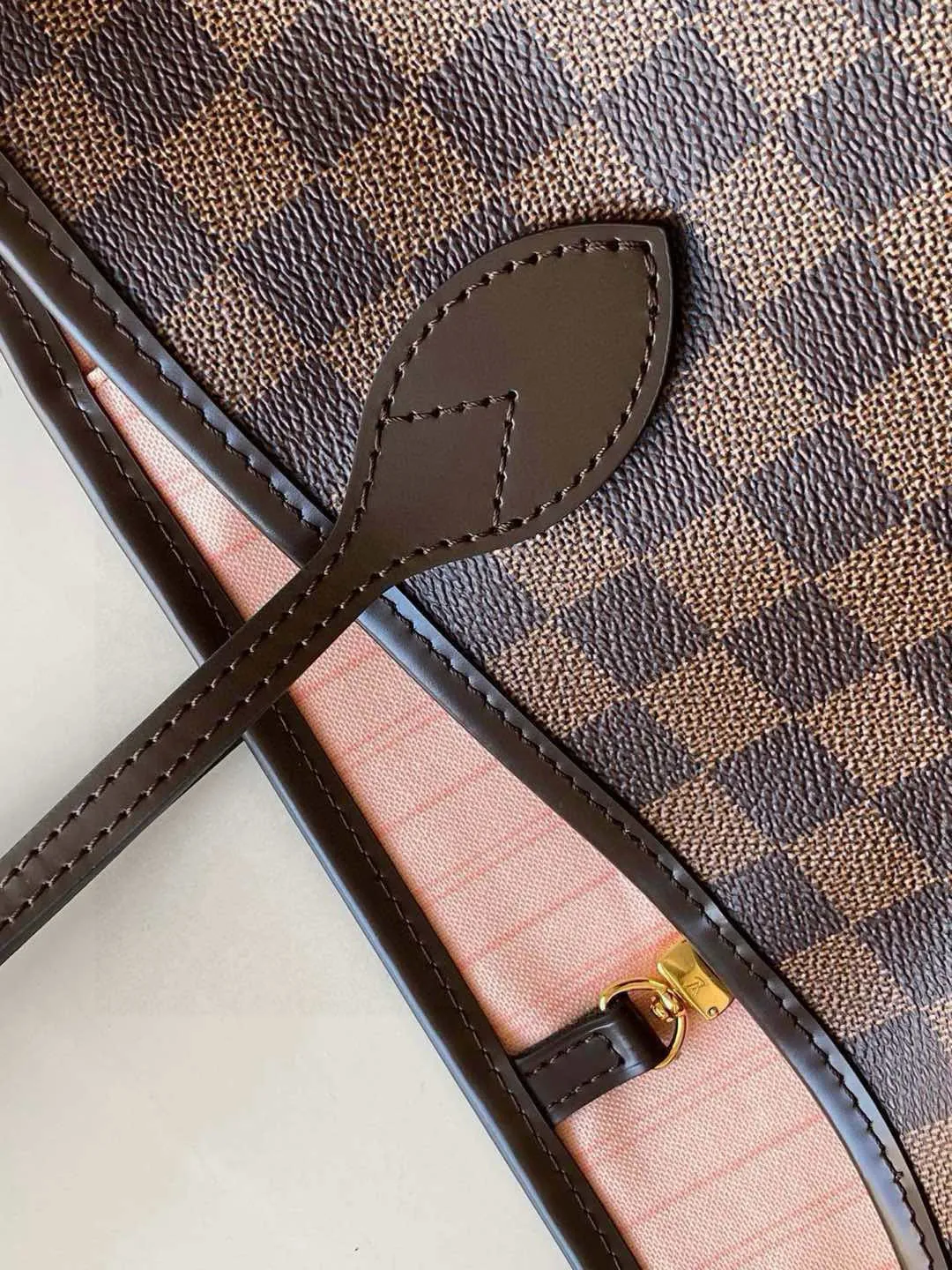 💰760 (Medium Steel Nail) Top Original N41603 NEVERFULL Medium Handbag The legendary Neverfull handbag can always meet your various needs for handbags. It has a large capacity but is not bulky. It is stiff and soft to the touch, making it suitable for home and travel. Tighten the side ties and it instantly transforms into a stylish urban handbag. Loosen the straps and it transforms into a chic and practical handbag. The slender leather handle can be carried over the shoulder or between the arms. The model shown here is made of Damier Ebène canvas.  Detailed Features 31 x 28 x 14 cm (Length x Height x Width) Bag interior redesigned with vintage details inspired by the Louis Vuitton archives - Fabric-lined interior pocket Removable zip clutch with matching interior Natural cowhide leather trim Shiny gold-tone brass hardware Handles: Double handle