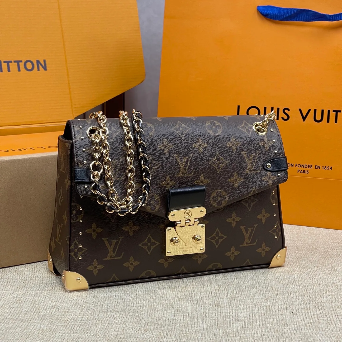 [Upgraded version] P560 counter show new style·Upgraded version·High quality·With gift box🎁Packaging😘Model M14526 This handbag is made of Monogram canvas, and the dazzling chain is embellished with Monogram flowers, lighting up day and night occasions with a trendy look. The square iron angle hardware and chain ⛓️shoulder strap opening and closing complement each other, and the zippered inner pocket is convenient for daily access to credit cards. Size: 26*16*7