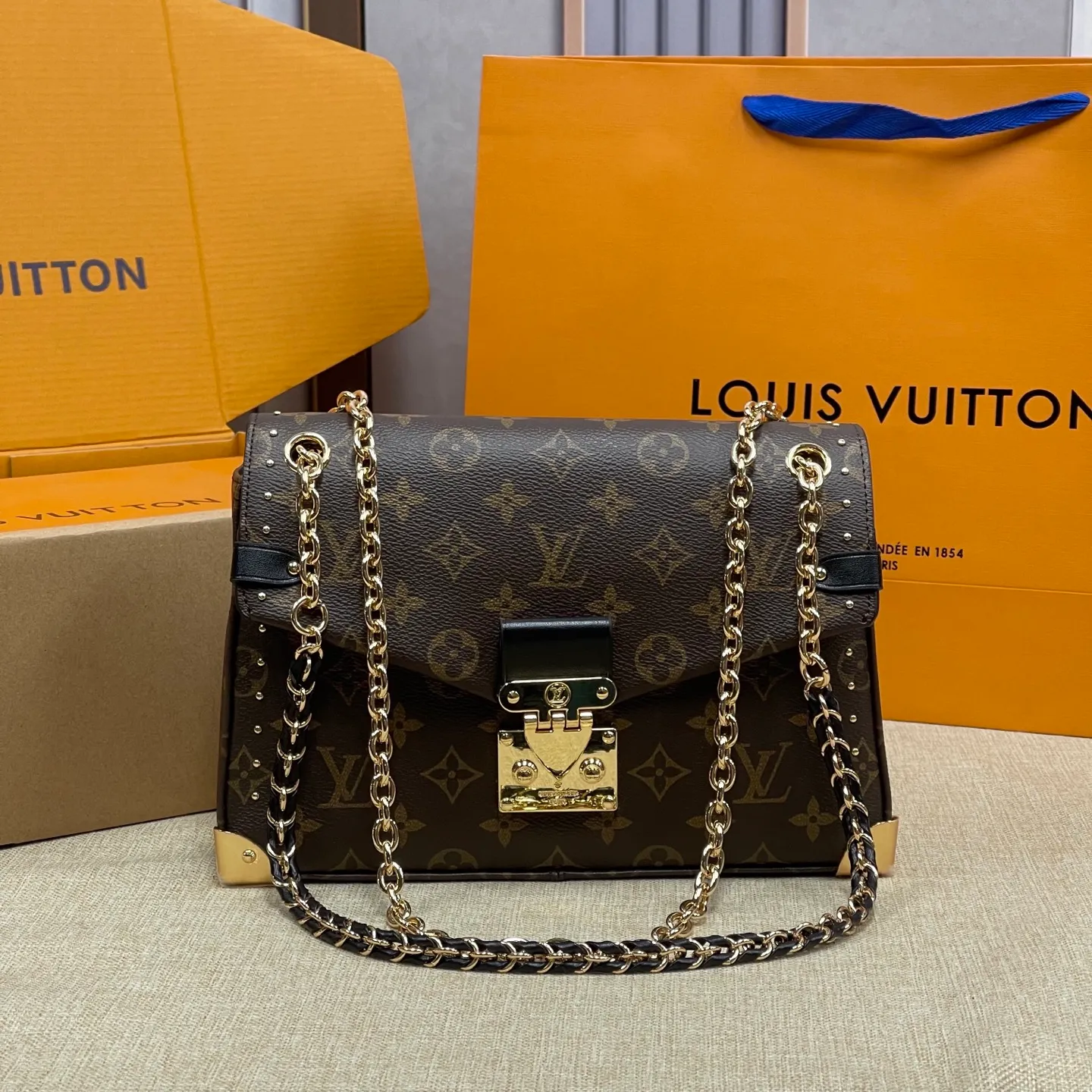 [Upgraded version] P560 counter show new style·Upgraded version·High quality·With gift box🎁Packaging😘Model M14526 This handbag is made of Monogram canvas, and the dazzling chain is embellished with Monogram flowers, lighting up day and night occasions with a trendy look. The square iron angle hardware and chain ⛓️shoulder strap opening and closing complement each other, and the zippered inner pocket is convenient for daily access to credit cards. Size: 26*16*7