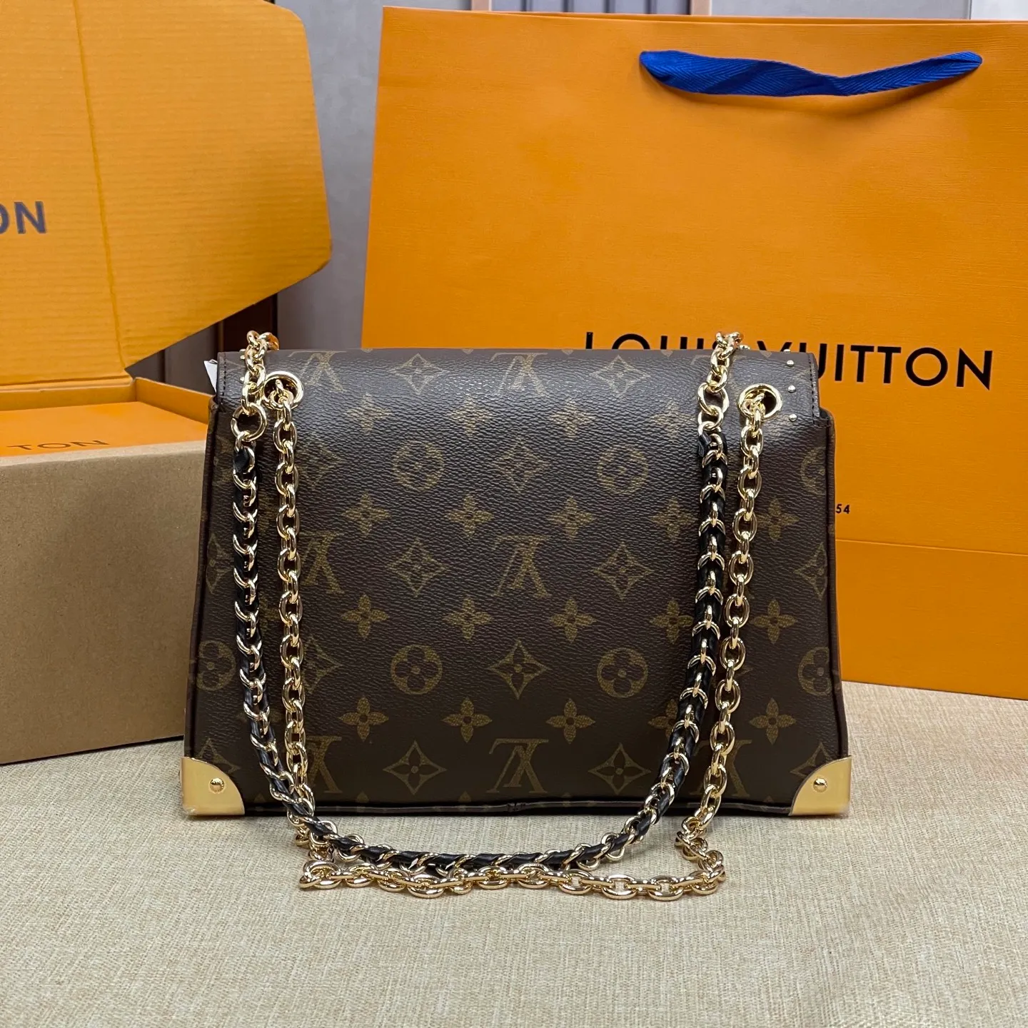 [Upgraded version] P560 counter show new style·Upgraded version·High quality·With gift box🎁Packaging😘Model M14526 This handbag is made of Monogram canvas, and the dazzling chain is embellished with Monogram flowers, lighting up day and night occasions with a trendy look. The square iron angle hardware and chain ⛓️shoulder strap opening and closing complement each other, and the zippered inner pocket is convenient for daily access to credit cards. Size: 26*16*7