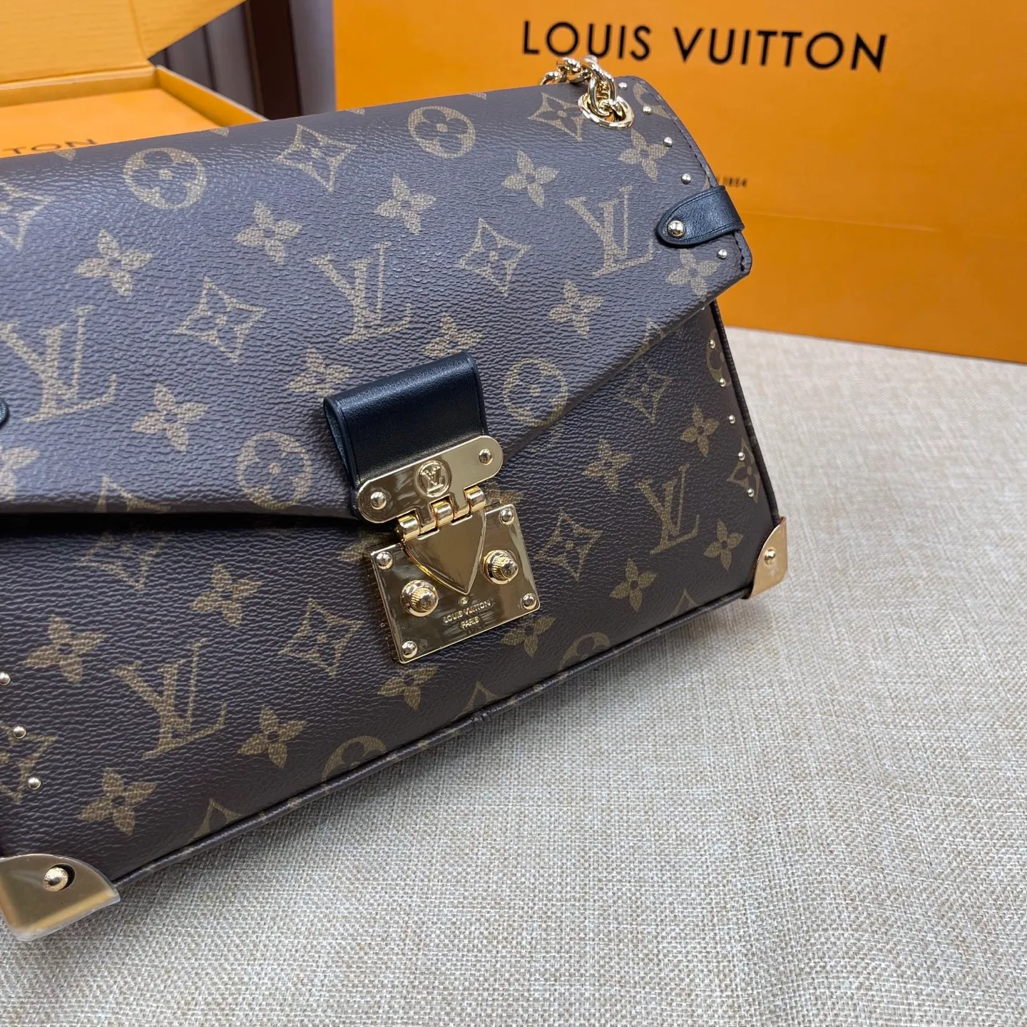 [Upgraded version] P560 counter show new style·Upgraded version·High quality·With gift box🎁Packaging😘Model M14526 This handbag is made of Monogram canvas, and the dazzling chain is embellished with Monogram flowers, lighting up day and night occasions with a trendy look. The square iron angle hardware and chain ⛓️shoulder strap opening and closing complement each other, and the zippered inner pocket is convenient for daily access to credit cards. Size: 26*16*7