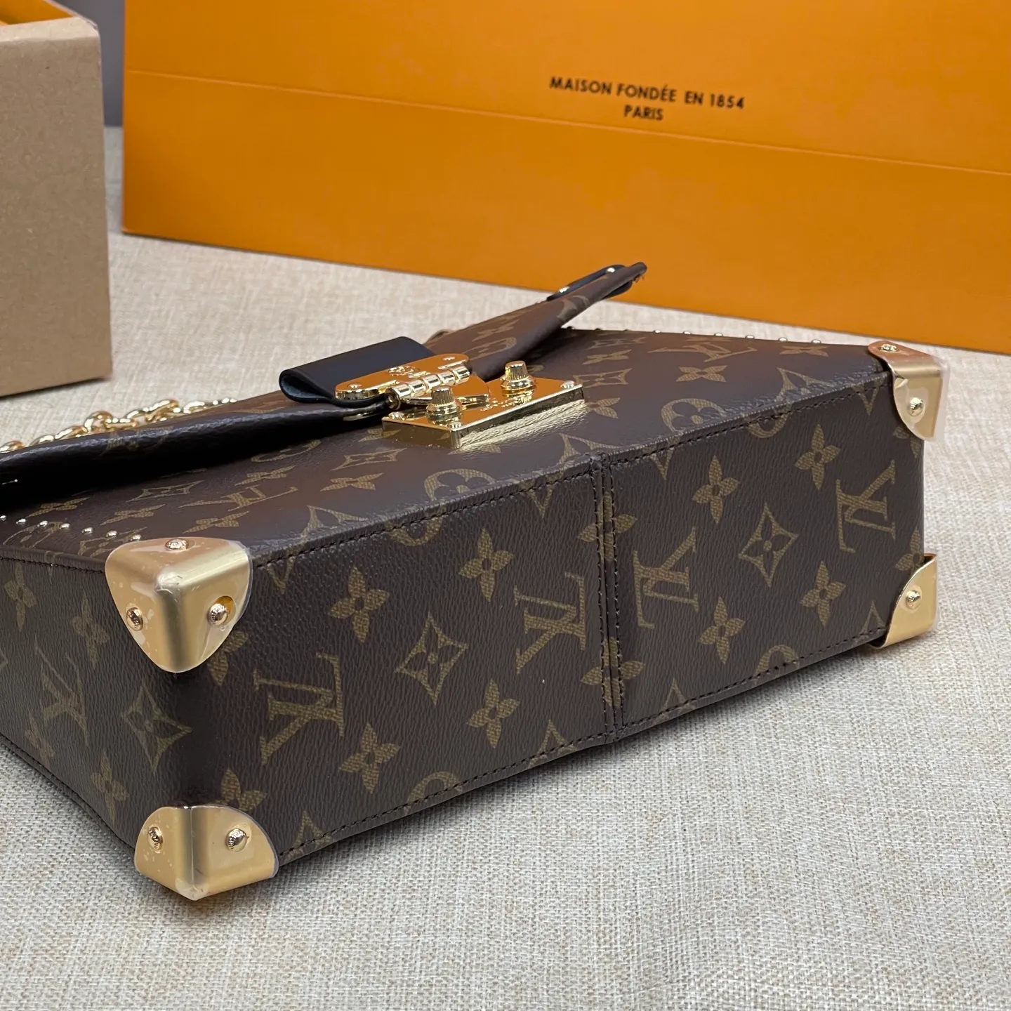 [Upgraded version] P560 counter show new style·Upgraded version·High quality·With gift box🎁Packaging😘Model M14526 This handbag is made of Monogram canvas, and the dazzling chain is embellished with Monogram flowers, lighting up day and night occasions with a trendy look. The square iron angle hardware and chain ⛓️shoulder strap opening and closing complement each other, and the zippered inner pocket is convenient for daily access to credit cards. Size: 26*16*7