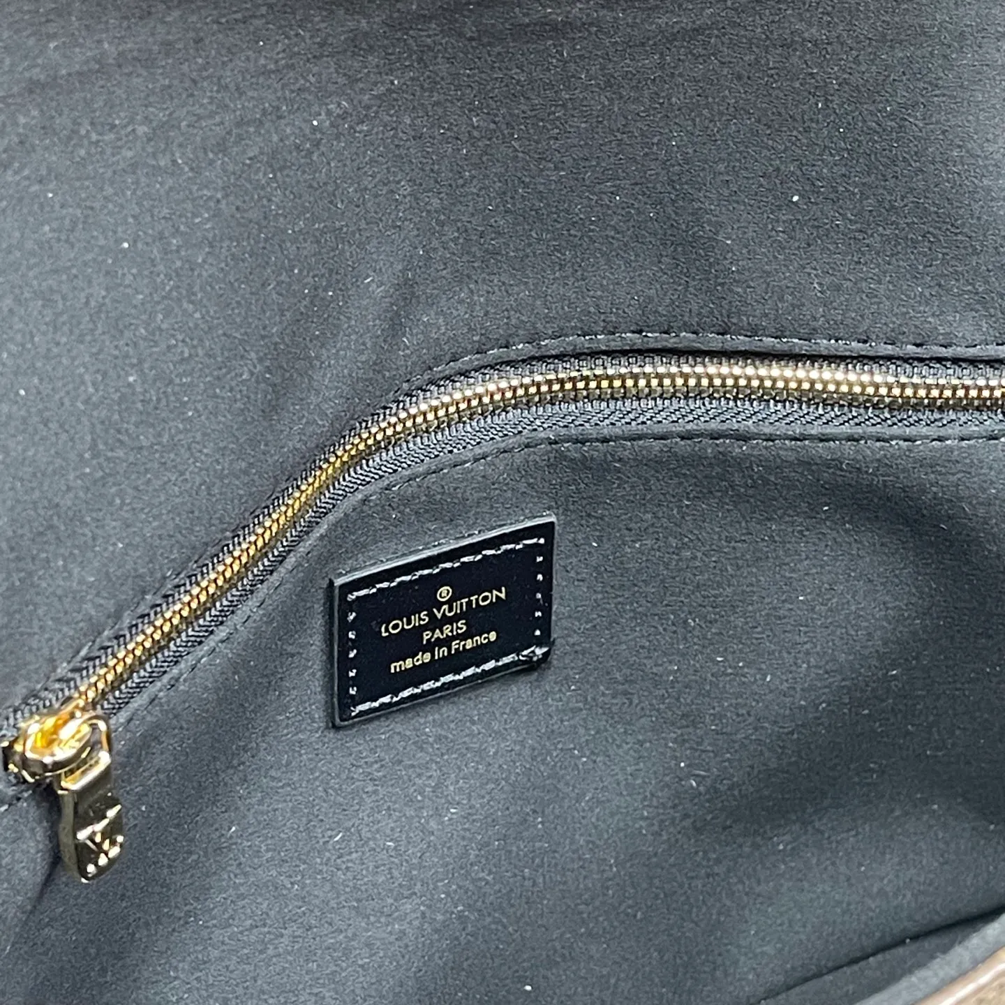 [Upgraded version] P560 counter show new style·Upgraded version·High quality·With gift box🎁Packaging😘Model M14526 This handbag is made of Monogram canvas, and the dazzling chain is embellished with Monogram flowers, lighting up day and night occasions with a trendy look. The square iron angle hardware and chain ⛓️shoulder strap opening and closing complement each other, and the zippered inner pocket is convenient for daily access to credit cards. Size: 26*16*7