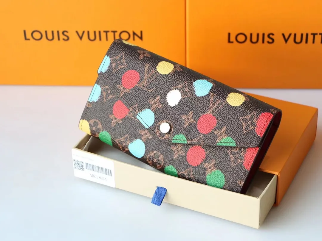 P150 M81980 Louis Vuitton After first working with Mason 10 years ago, Kusama hand-painted colorful happy dots on the trunk. The dots reproduced through screen printing emerge three-dimensionally from the single canvas, making it convenient and versatile to hold. Dimensions: 19 x 10.5 x 2cm