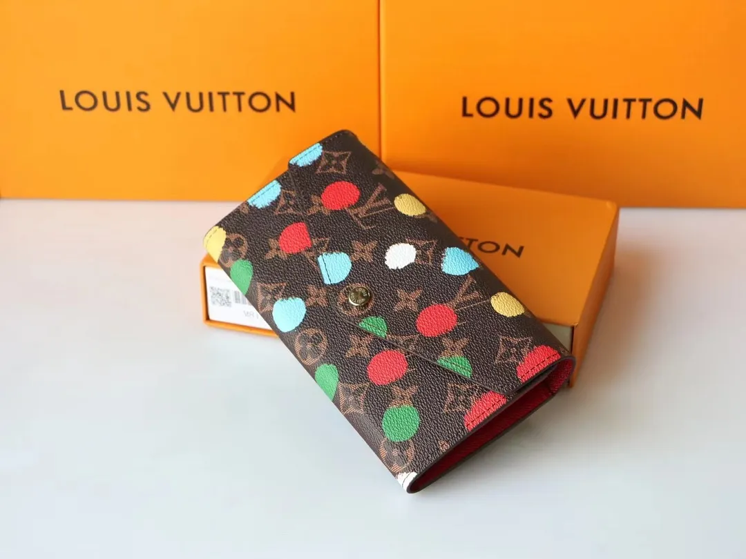 P150 M81980 Louis Vuitton After first working with Mason 10 years ago, Kusama hand-painted colorful happy dots on the trunk. The dots reproduced through screen printing emerge three-dimensionally from the single canvas, making it convenient and versatile to hold. Dimensions: 19 x 10.5 x 2cm