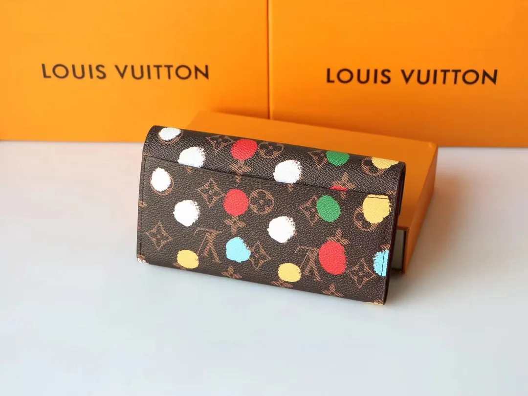 P150 M81980 Louis Vuitton After first working with Mason 10 years ago, Kusama hand-painted colorful happy dots on the trunk. The dots reproduced through screen printing emerge three-dimensionally from the single canvas, making it convenient and versatile to hold. Dimensions: 19 x 10.5 x 2cm