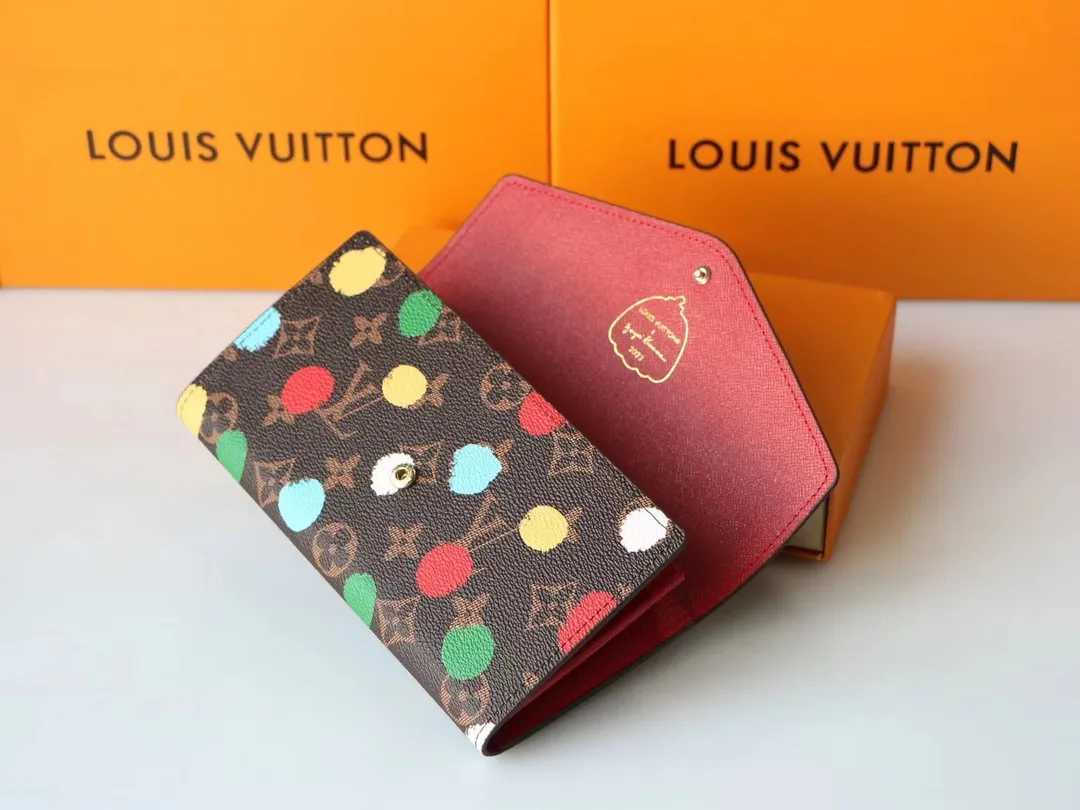 P150 M81980 Louis Vuitton After first working with Mason 10 years ago, Kusama hand-painted colorful happy dots on the trunk. The dots reproduced through screen printing emerge three-dimensionally from the single canvas, making it convenient and versatile to hold. Dimensions: 19 x 10.5 x 2cm