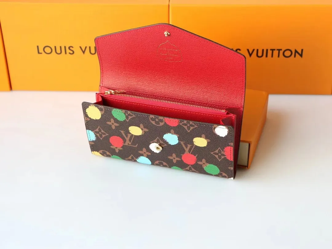 P150 M81980 Louis Vuitton After first working with Mason 10 years ago, Kusama hand-painted colorful happy dots on the trunk. The dots reproduced through screen printing emerge three-dimensionally from the single canvas, making it convenient and versatile to hold. Dimensions: 19 x 10.5 x 2cm