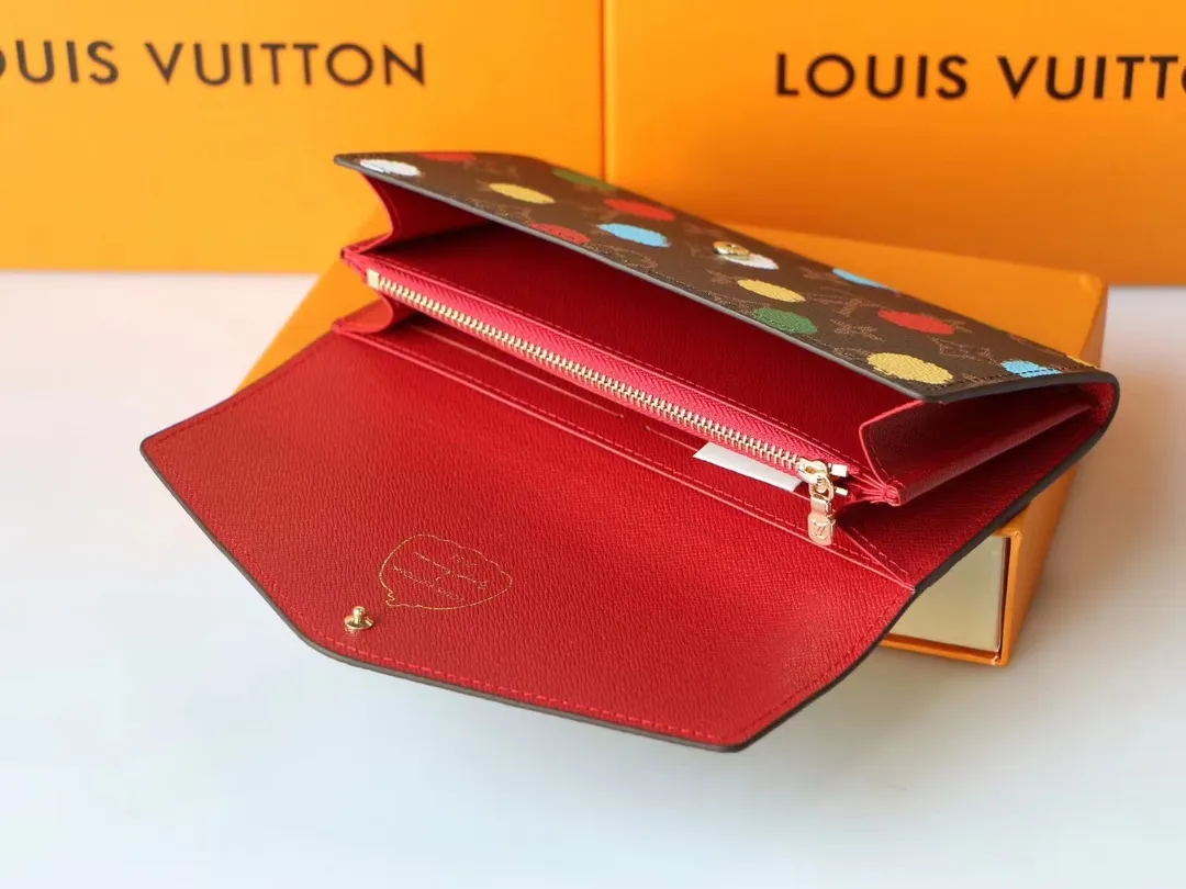 P150 M81980 Louis Vuitton After first working with Mason 10 years ago, Kusama hand-painted colorful happy dots on the trunk. The dots reproduced through screen printing emerge three-dimensionally from the single canvas, making it convenient and versatile to hold. Dimensions: 19 x 10.5 x 2cm