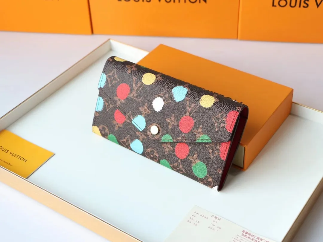 P150 M81980 Louis Vuitton After first working with Mason 10 years ago, Kusama hand-painted colorful happy dots on the trunk. The dots reproduced through screen printing emerge three-dimensionally from the single canvas, making it convenient and versatile to hold. Dimensions: 19 x 10.5 x 2cm