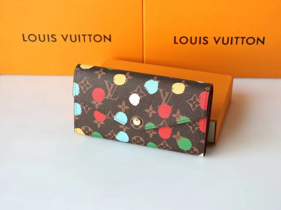 P150 M81980 Louis Vuitton After first working with Mason 10 years ago, Kusama hand-painted colorful happy dots on the trunk. The dots reproduced through screen printing emerge three-dimensionally from the single canvas, making it convenient and versatile to hold. Dimensions: 19 x 10.5 x 2cm