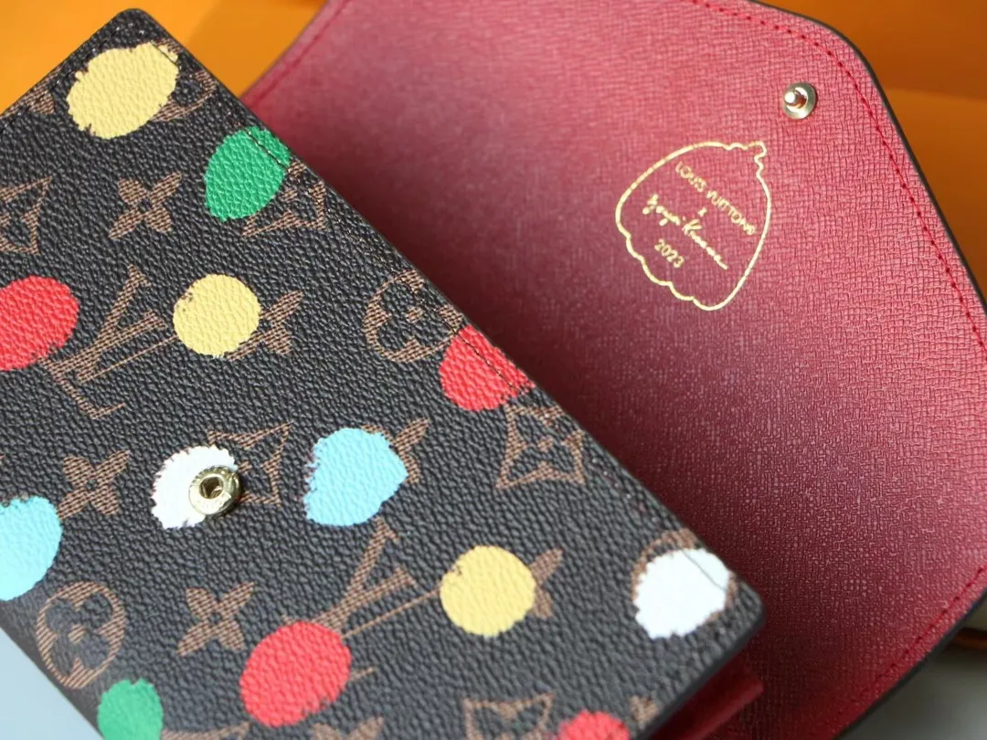 P150 M81980 Louis Vuitton After first working with Mason 10 years ago, Kusama hand-painted colorful happy dots on the trunk. The dots reproduced through screen printing emerge three-dimensionally from the single canvas, making it convenient and versatile to hold. Dimensions: 19 x 10.5 x 2cm