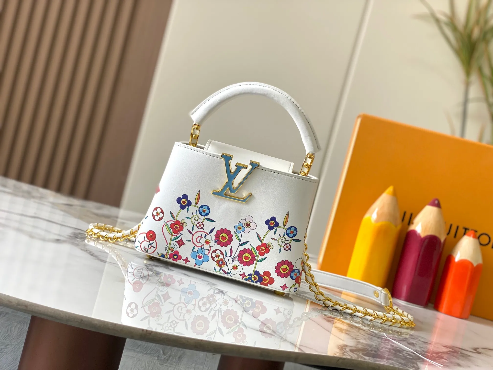 Top Original P440 Guangzhou Goods 🇫🇷M13246 Graffiti The luxurious Taurillon leather of this Capucines mini handbag looks great in soft beige. The flap is brown cherry leather. The same goes for the elegant top handle. The flaps can be tucked inside to feature the LV signature, or they can be exposed outwards to reveal a simple Monogram Blossom. A wide, removable shoulder strap provides carrying options. Size: 21*14*8 cm