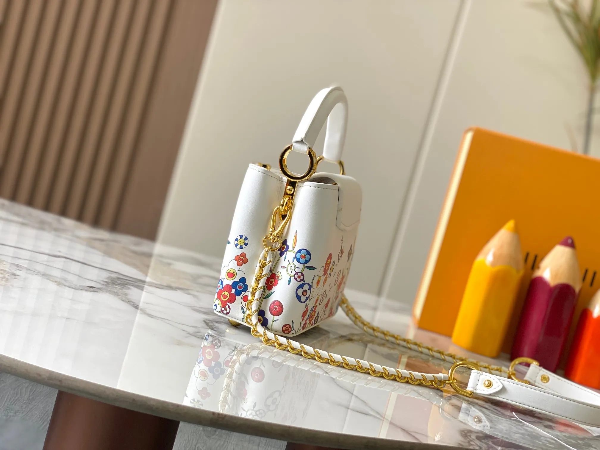 Top Original P440 Guangzhou Goods 🇫🇷M13246 Graffiti The luxurious Taurillon leather of this Capucines mini handbag looks great in soft beige. The flap is brown cherry leather. The same goes for the elegant top handle. The flaps can be tucked inside to feature the LV signature, or they can be exposed outwards to reveal a simple Monogram Blossom. A wide, removable shoulder strap provides carrying options. Size: 21*14*8 cm