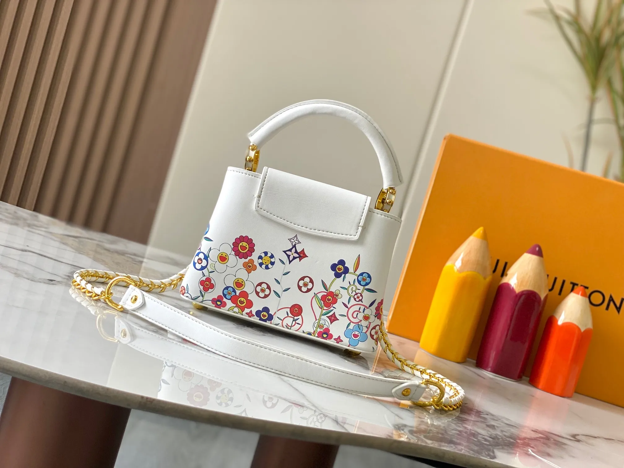 Top Original P440 Guangzhou Goods 🇫🇷M13246 Graffiti The luxurious Taurillon leather of this Capucines mini handbag looks great in soft beige. The flap is brown cherry leather. The same goes for the elegant top handle. The flaps can be tucked inside to feature the LV signature, or they can be exposed outwards to reveal a simple Monogram Blossom. A wide, removable shoulder strap provides carrying options. Size: 21*14*8 cm