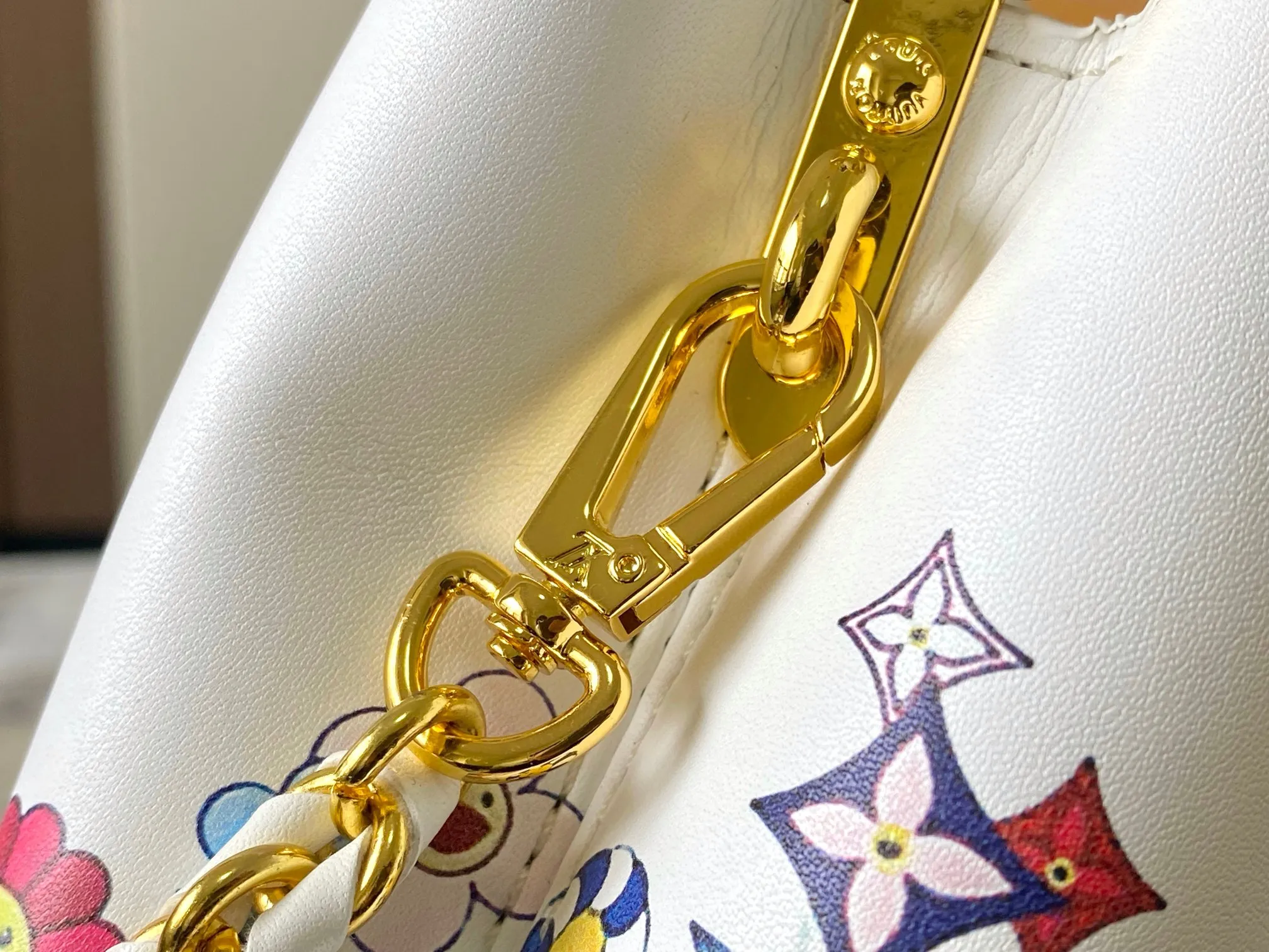 Top Original P440 Guangzhou Goods 🇫🇷M13246 Graffiti The luxurious Taurillon leather of this Capucines mini handbag looks great in soft beige. The flap is brown cherry leather. The same goes for the elegant top handle. The flaps can be tucked inside to feature the LV signature, or they can be exposed outwards to reveal a simple Monogram Blossom. A wide, removable shoulder strap provides carrying options. Size: 21*14*8 cm