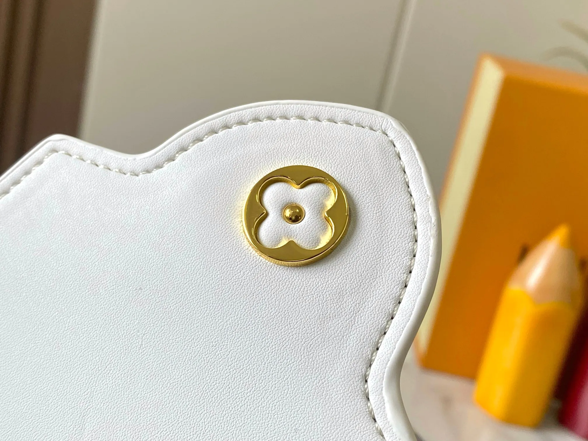 Top Original P440 Guangzhou Goods 🇫🇷M13246 Graffiti The luxurious Taurillon leather of this Capucines mini handbag looks great in soft beige. The flap is brown cherry leather. The same goes for the elegant top handle. The flaps can be tucked inside to feature the LV signature, or they can be exposed outwards to reveal a simple Monogram Blossom. A wide, removable shoulder strap provides carrying options. Size: 21*14*8 cm