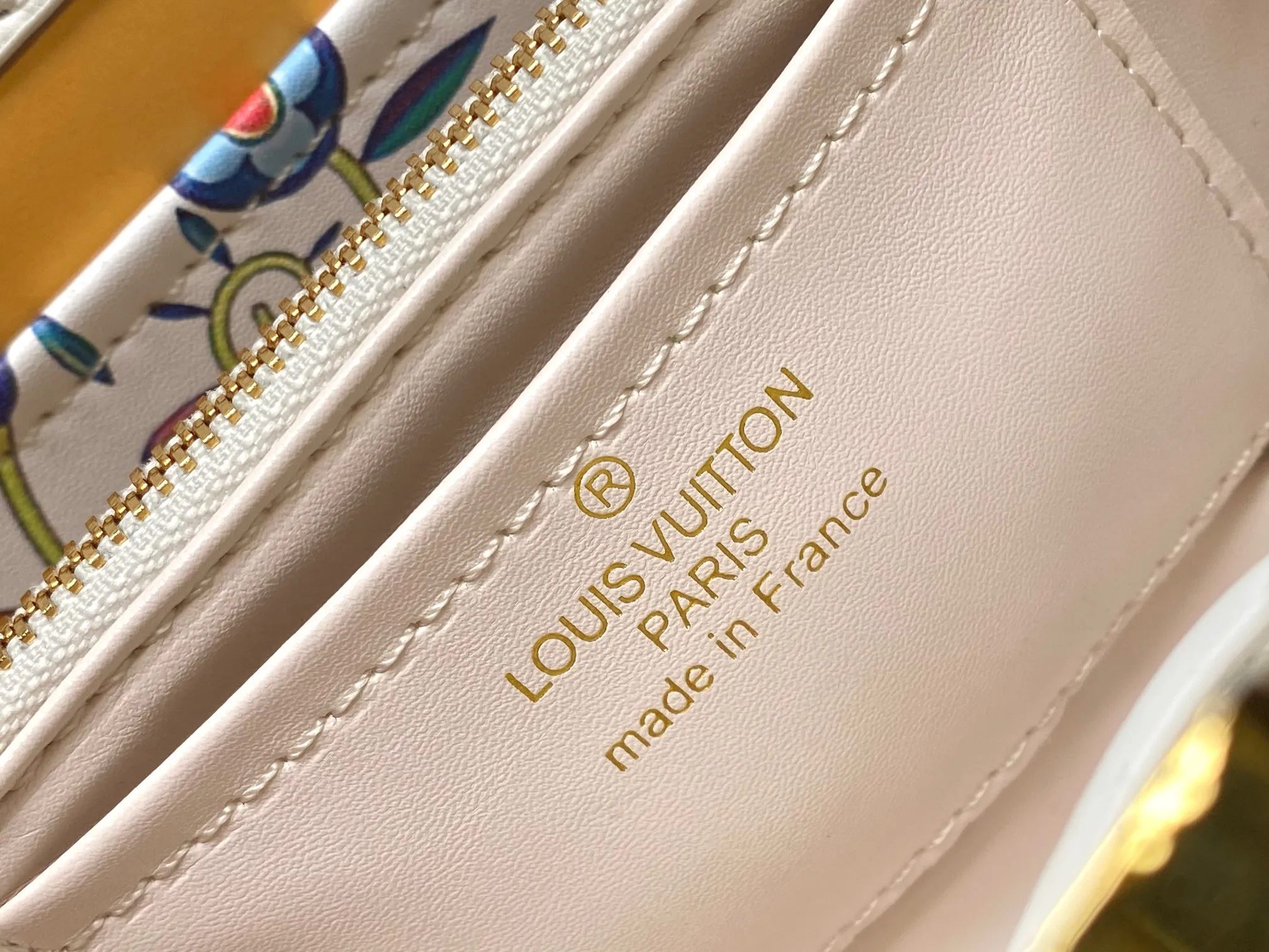 Top Original P440 Guangzhou Goods 🇫🇷M13246 Graffiti The luxurious Taurillon leather of this Capucines mini handbag looks great in soft beige. The flap is brown cherry leather. The same goes for the elegant top handle. The flaps can be tucked inside to feature the LV signature, or they can be exposed outwards to reveal a simple Monogram Blossom. A wide, removable shoulder strap provides carrying options. Size: 21*14*8 cm